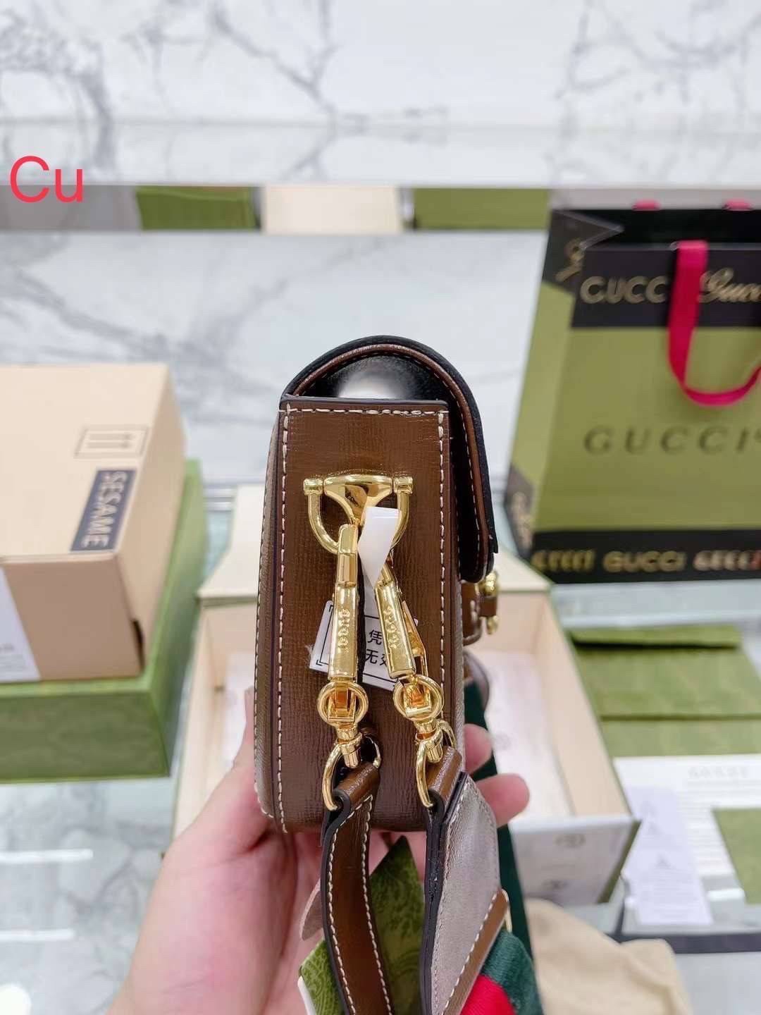 GUCCI HORSEBIT 1955 MINI BAG เกรดออริจินอล กระเป๋าสะพาย crossbody รุ่นฮิต สุดหรูหรา คลาสสิค จุของสำคัญได้เยอะ มาพร้อมสายสะพายยาว 2 เส้น สามารถ ปรับระดับได้ ถอดออกได้ รุ่นนี้ใช้งานดีมาก บอกต่อกันถึงที่สุด ใช้ได้ทุกโอกาส เป็นอีกรุ่นที่โดดเด่นมากๆ