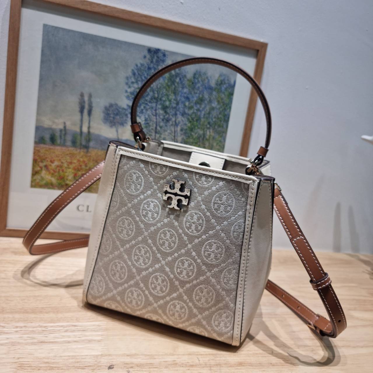 TORY BURCH SMALL T MONOGRAM MCGRAW BUCKET BAG กระเป๋าทรงบัคเก็ตโมโนแกรม เกรดออริ สลับแท้ 1:1 ใช้งานต่างประเทศได้
