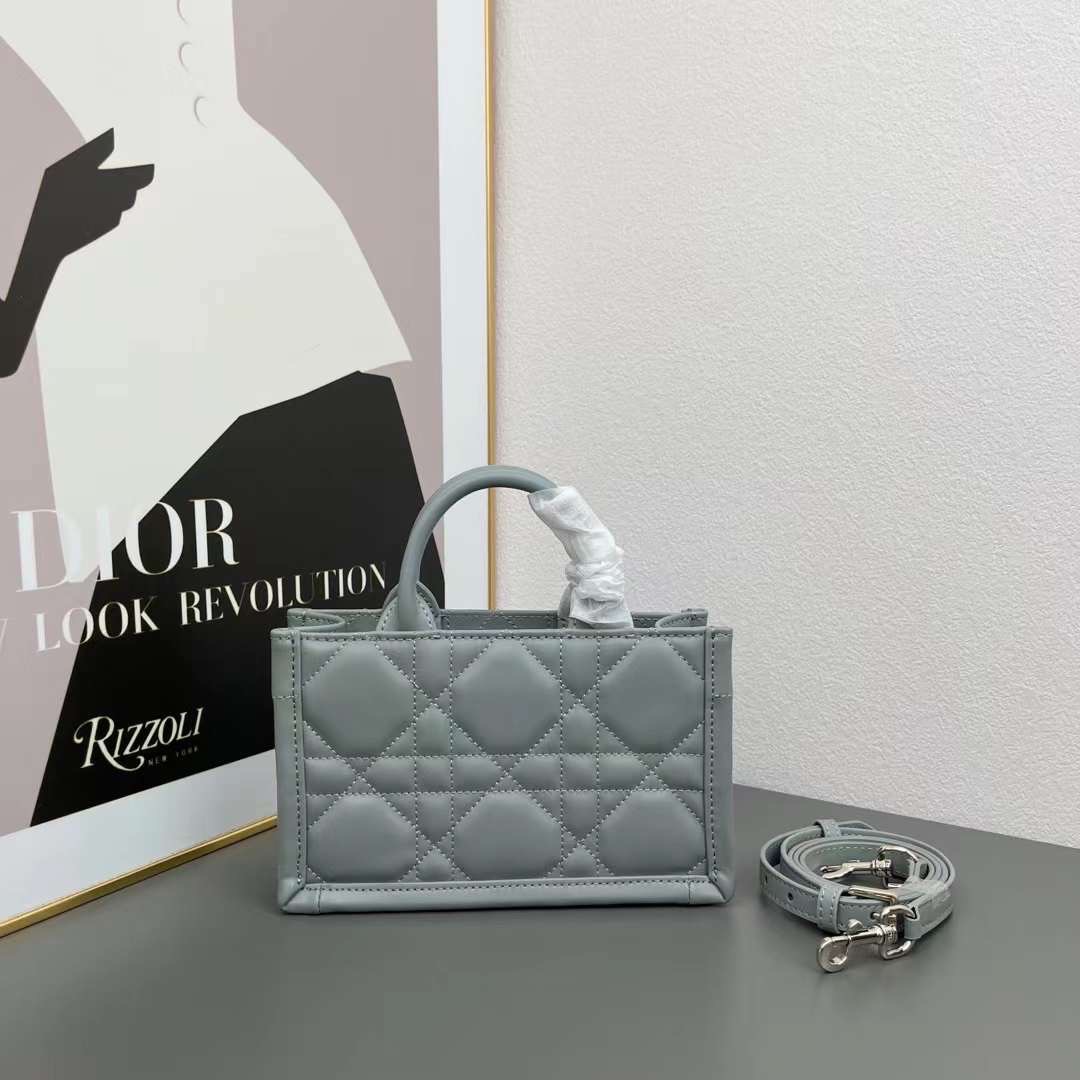 Dior mini book tote macro cannage bag กระเป๋าทรงโท้ทสุดฮิต ไซส์มินิ ดีไซน์ใหม่ หนังสวย พกพาไปไหนก็ได้ คล่องตัวและแมตช์ง่ายสุดๆ เกรดท็อปไฮเอน 1:1 ใช้งานต่างประเทศได้