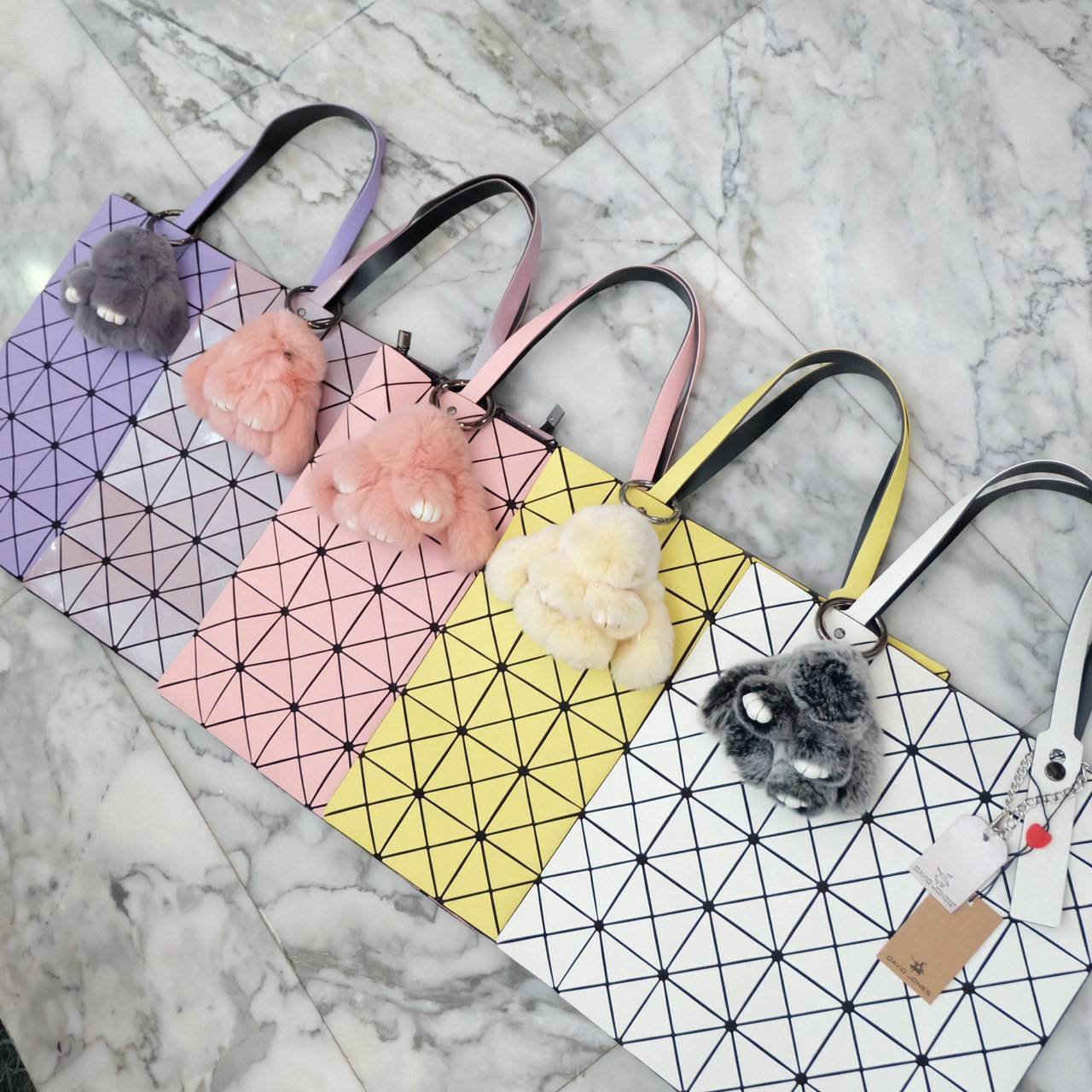 ทรงสุดฮิตจากแบรนด์ David Jones รุ่น Candy color ใบนี้ มาพร้อมกับน้องกระต่าย DV ขนฟู นิ่มๆ สีเข้า set กับกระเป๋าคะ กระเป๋า ทรง Tote ตัวกระเป๋าเย็บติด ด้วยแผ่นอคิลิค ตัดขอบลายวิ้งๆ สุดหรู ดีไซน์เกร๋ จุดเด่นที่ น้ำหนักเบา สามารถ ถือ หรือ สะพายไหล่ได้คะ ใบใหญ