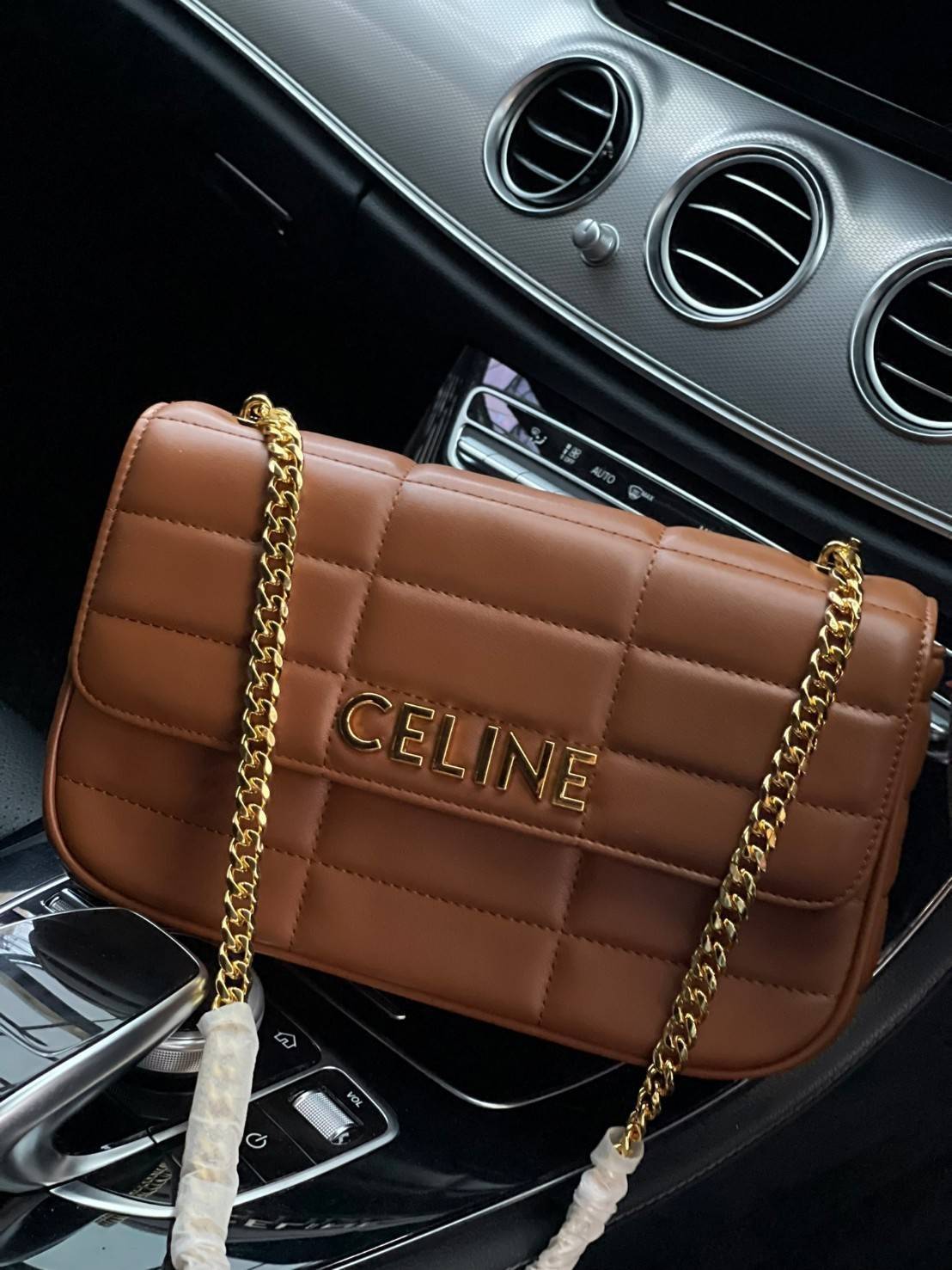 CELINE CHAIN SHOULDER BAG MATELASSE MONOCHROME CELINE in Quilted Goatskin กระเป๋าเทรนด์กระเป๋าสุดฮอตแต่ยังคงความคลาสสิก