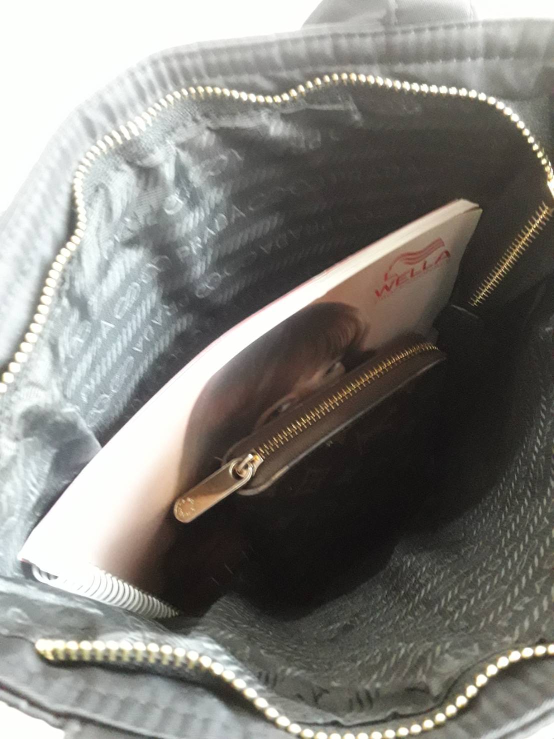 งานขายดีคะ ♡♡ กระเป๋าสะพาย/ทรง TOTE Bag จากแบรนด์ PRADA ตัวกระเป๋าเป็น nylon ทั้งใบ เป็นลายตารางขวางทั้งสองฝั่ง มีสายยาวสะพายได้ ด้านหน้าเป็นลายหมี ปักกลิ้ตเตอร์ อะไหล่ทองหรูมาก จุของคุ้ม ใส่หนังสือ หรือ MacBook ใส่Ipad tablet ได้หมดระ สวยคุ