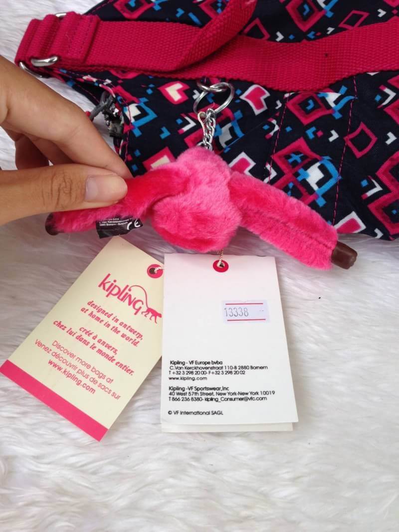 Kipling รุ่น Cicele กระเป๋าสะพายไหล่ใบใหญ่ สวยน่ารัก ตัวกระเป๋าด้านในเป็นช่องโล่งแบบปิดเปิดด้วยซิป มีช่องซิปด้านใน ด้านข้างกระเป๋า มี 2 ช่อง ปิดเปิด ด้วยเทป พร้อมที่ใส่โทรศัพท์ ปากกา และ MP 3 ในส่วนด้านใน และ ด้านข้างกระเป๋า ซ้าย-ขวา เป็นช่องขนาดเล็กสำหรั