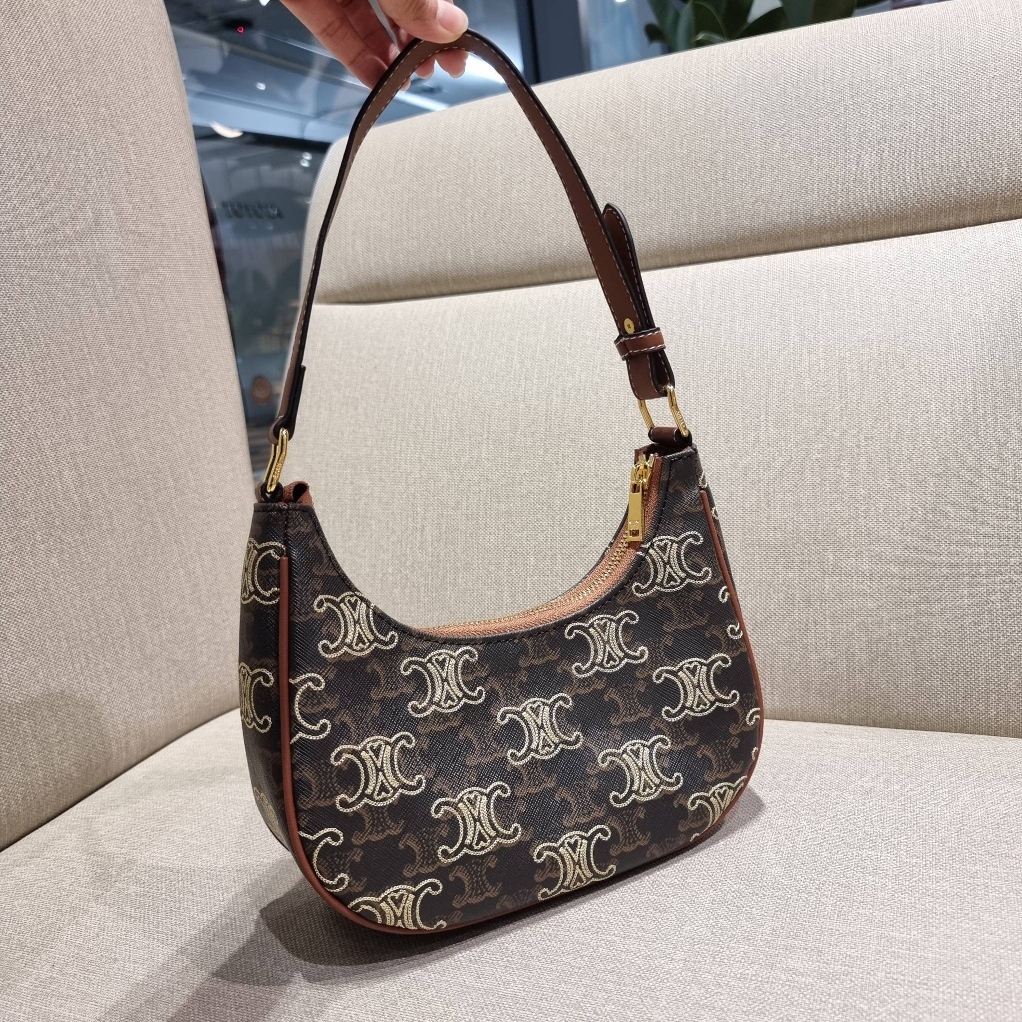 VIP 🥂 CELINE AVA IN TRIOMPHE CANVAS WITH TRIOMPHE HEART EMBROIDERY สวยเกินต้านรุ่นสุดปัง ที่ดีไซน์ออกมาใหม่ พร้อมให้ได้สวยก่อนใครไปเลย กับกระเป๋าสะพายไหล่ รูปทรงไม่เหมือนใครไม่เกร่อ ใช้แล้วดูแพง!! และที่น่ารักแบบตะโกนก็ตรงที่ โลโก้ลายปัก ดีเทลเดิน