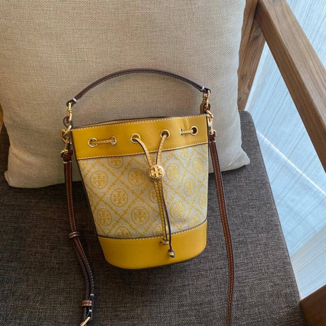 ของแท้ 💯% 】Tory Burch Monogram Jacquard Mini Bucket Bag กระเป๋าถือหรือสะพายไหล่ วัสดุผ้า Canvas โลโก้ Jacquard ทรงถัง ตั้งอยู่ทรง กระเป๋าปักลายแบรนด์ สวยหรู