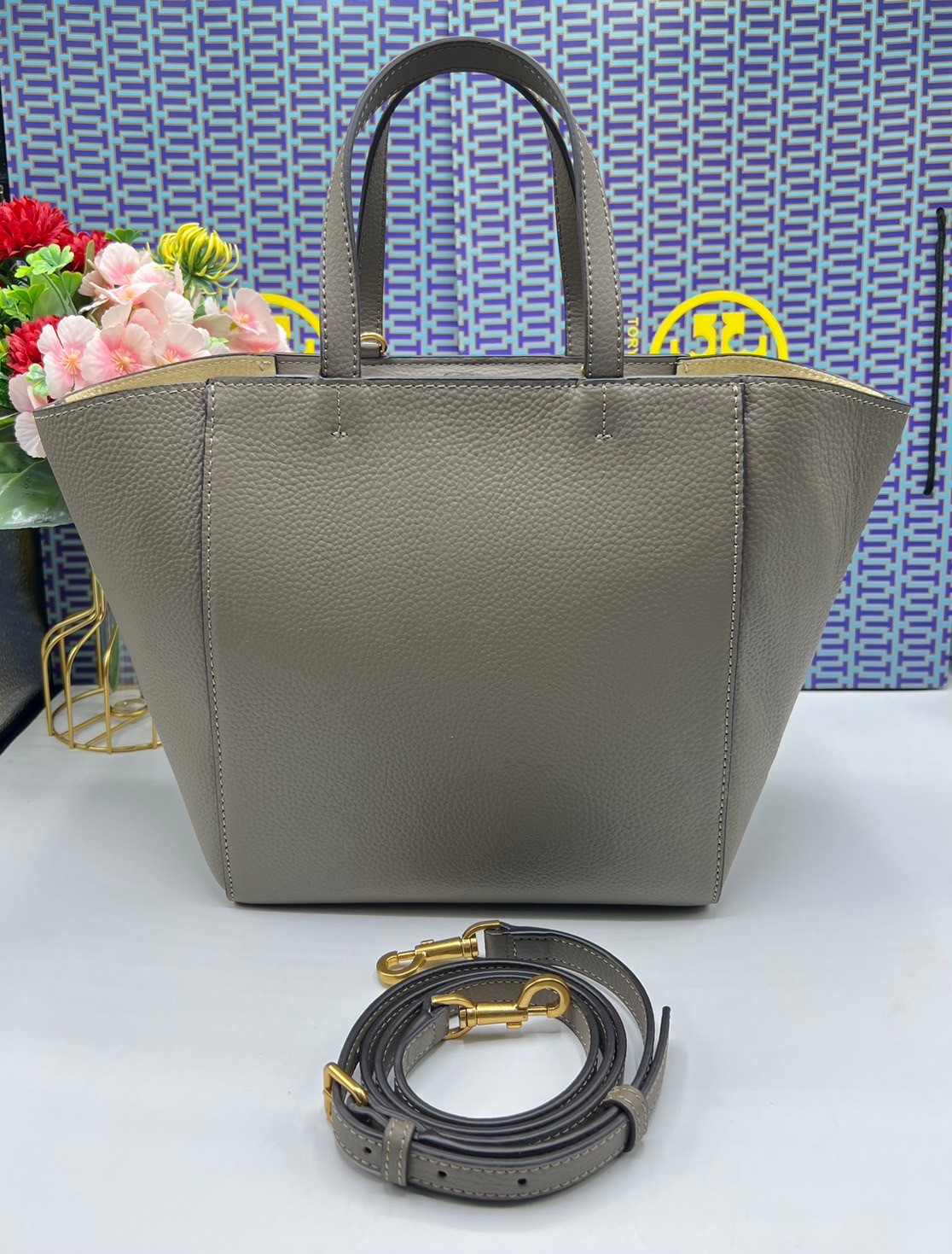 Tory Burch McGraw Leather Tote Bag / Tory Double T Tote Bag / TORY TOTE BAG พร้อมส่ง 4 สี กระเป๋าสะพายทรงโท้ท จุของได้เยอะใบนี้ตอบโจทย์ได้ดีมาก โทนสีเรียบง่าย แฝงไปด้วยความดูดี สุขุมและเป็นผู้ใหญ่