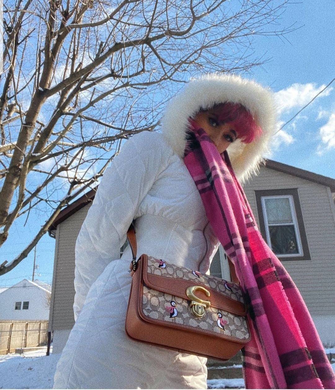 COACH STUDIO SHOULDER BAG IN SIGNATURE JACQUARD WITH PENGUIN MOTIF (C7935) กระเป๋าสะพาย ดีไซน์เฉียบ! สุดคลาสสิค ที่เป็นเอกลักษณ์เฉพาะตัว//วัสดุ JACQUARD พิมพ์ลาย SIGNATURE ผสมหนังแท้ รูปทรงสวย ดีเทลเรียบหรู เพิ่มดีไซน์โดดเด่น ด้วยการปักเย็บ รูปเพนกวินสุดน