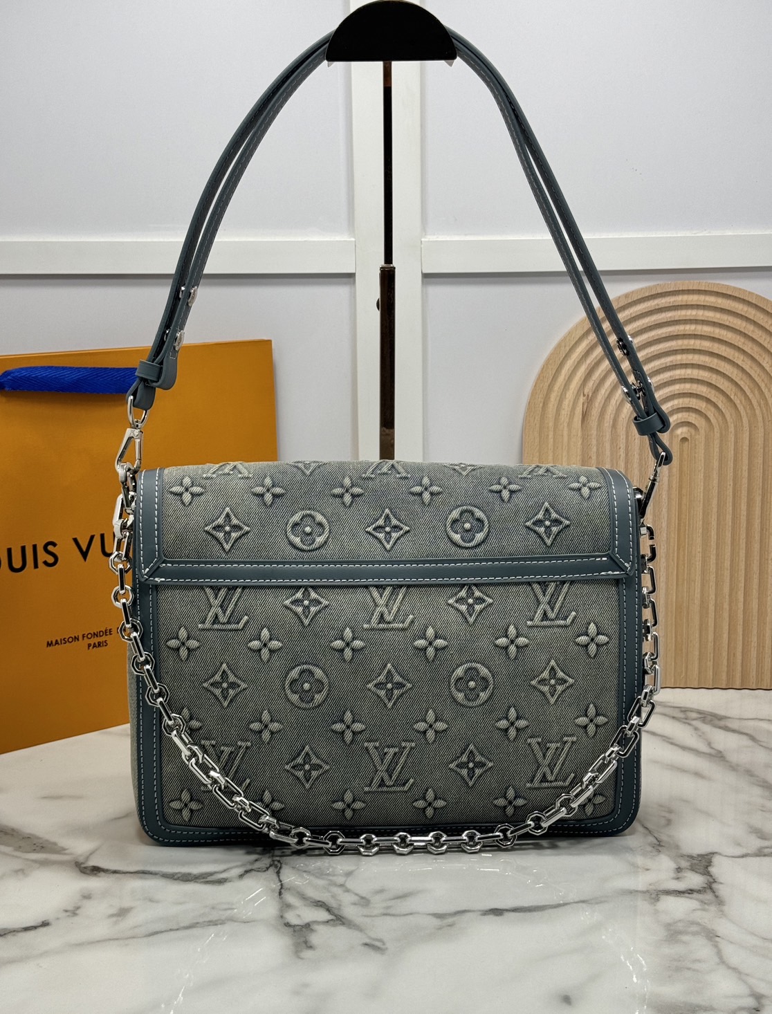 LV Dauphine 30 Monogram Denim Bag กระเป๋าสะพายทรงสวยใบใหญ่คลาสสิกเดนิมซีดสไตล์วินเทจ ปั้มนูนโลโก้ลายโมโนแกรม ใหม่ล่าสุด ส่งท้ายปีแบบสุดหรู กับกระเป๋าสะพายลุคคุณนาย