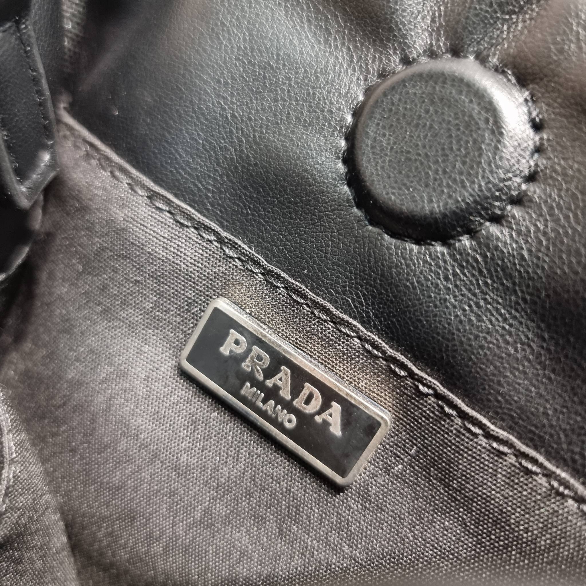 PRADA Small padded Soft nappa-leather bag พร้อมส่ง 4 สี น้องใหม่ล่าสุด กับคอลเลคชั่นที่ทำออกมาตอบโจทย์ได้ทุกไลฟ์สไตล์ **ราคาพิเศษสุดคุ้ม งานสวยเกินราคา