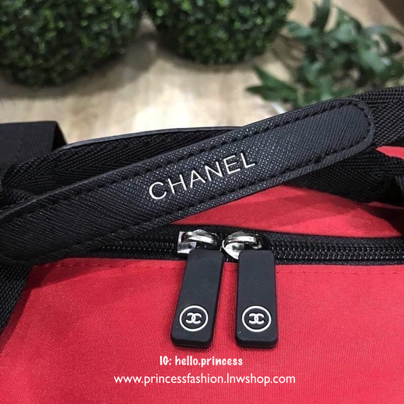 CHANEL VIP GIFT Large Travel Bag กระเป๋าเดินทาง Gift With Purchase รุ่น Limited พรีเมี่ยมกิ๊ฟของเเท้จาก Chanel Perfumes Counter วัสดุ NYLON เนื้อหนาสีทูโทนดำแดงสกรีนโลโก้ด้านหน้า เปิดปิดด้วยซิป หัวซิปแบรนด์ ใบใหญ่จุใจ พิเศษ! มีช่องใส่รองเท้าด้านข้างแยกเป็