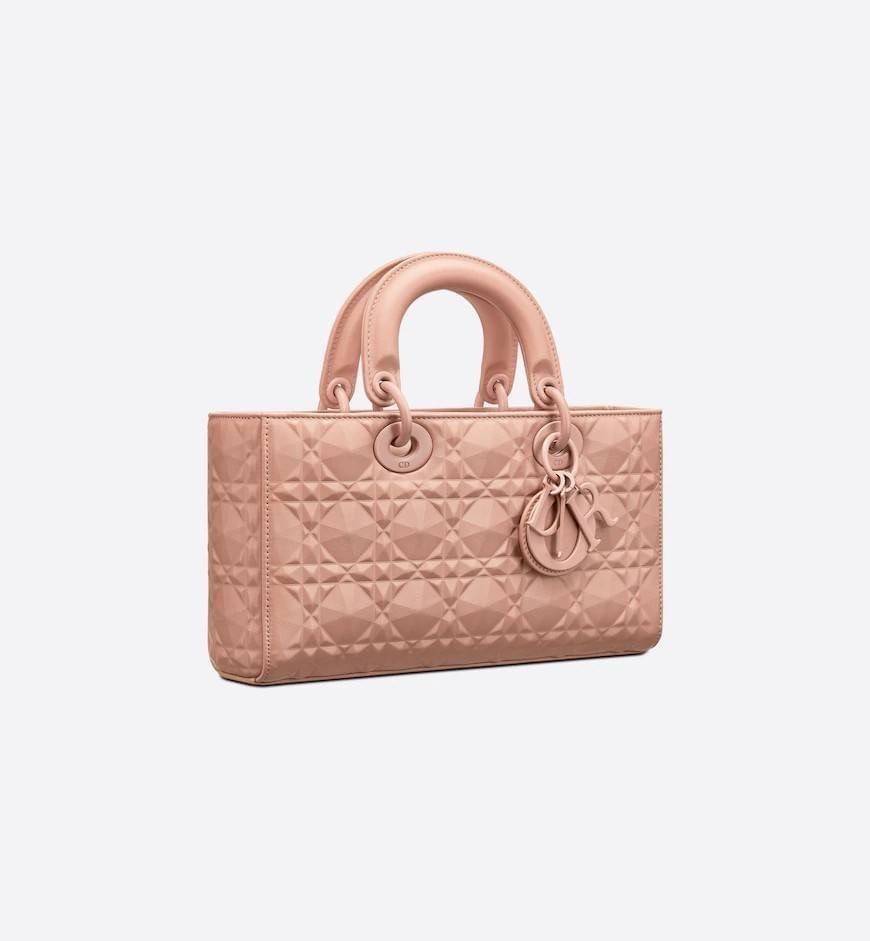 DIOR LADY D-JOY BAG Cannage Calfskin with Diamond Motif / CD LADY D-JOY BAG ดีไซน์ใหม่ อัพเลเวลความหรู กับกระเป๋าสะพายข้างที่รอบนี้ดีไซน์รูปทรงโฉมใหม่ ใช้งานง่ายขึ้น