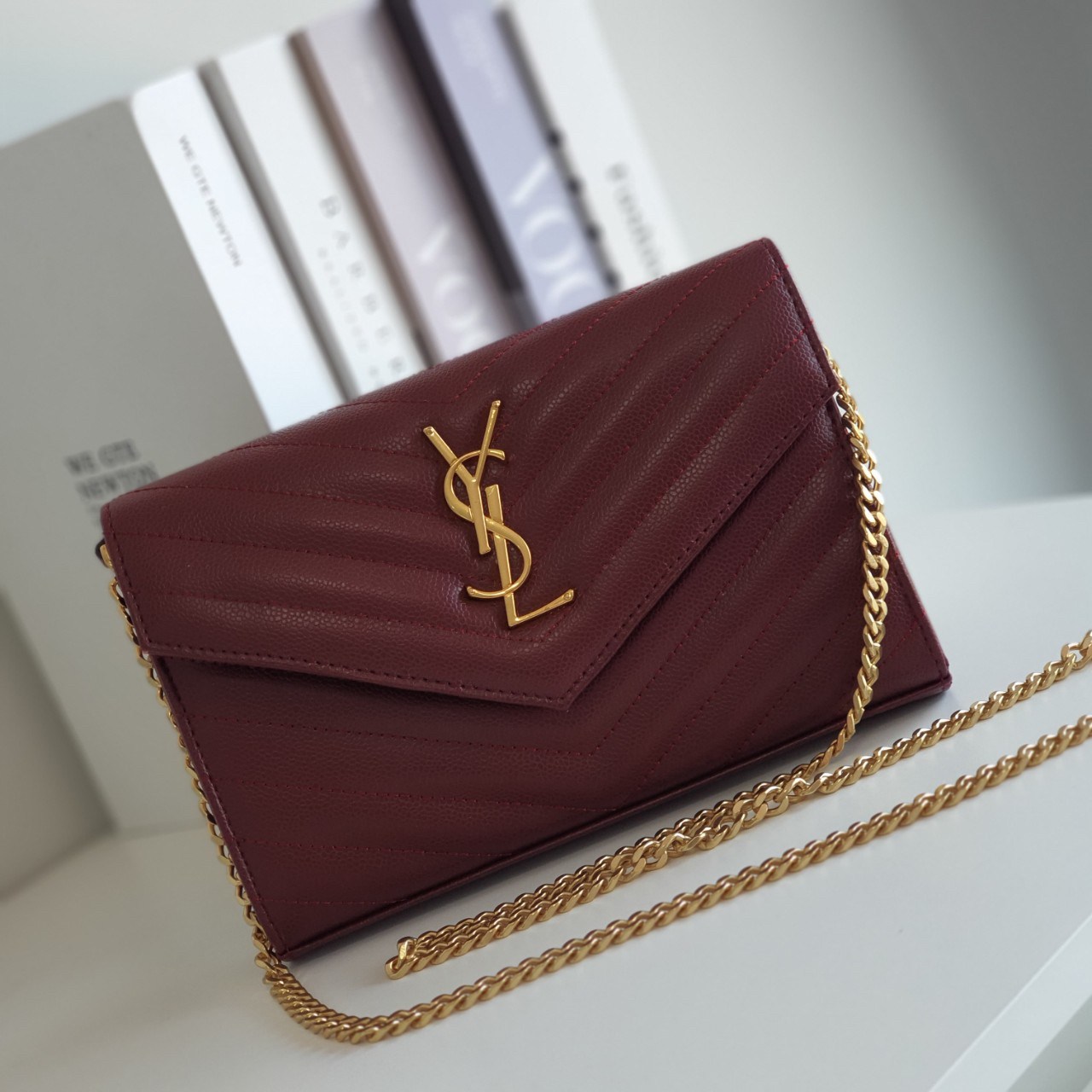 YVES SAINT LAURENT YSL BAG VIP GIFT WITH PURCHASE (GWP) พรีเมี่ยมกิ้ฟ Limited Edition จาก YSL DUTY FREE COUNTER วัสดุหนังแท้ลายคาเวียร์ ทรงหน้าจดหมายลายทาง สวยหรูมาก อะไหล่ทอง เปิดปิดด้วยกระดุมแม่เหล็ก ภายในโล่งมี2ช่องใหญ่ ช่องซิปใหญ่ มีที่ใส่บัตร12ใบ มาพ