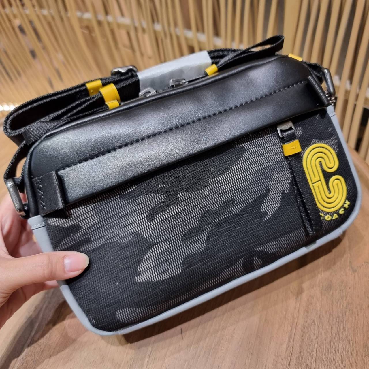 COACH EDGE CROSSBODY WITH CAMO PRINT ((2381, 2373)) ความเท่ never die!! กระเป๋าครอสบอดี้ทรงยอดฮิต ที่หนุ่มๆไม่ควรพลาด รูปทรงดีไซน์คลาสสิค ใช้งานง่าย วัสดุหนังแท้ตกแต่งตาข่ายพร้อมลายพริ้นท์ด้านหน้า สุดคูล!! ตัวกระเป๋ามีซิปหลัก และซิปด้านหน้า พร้อมช่องแยกด้