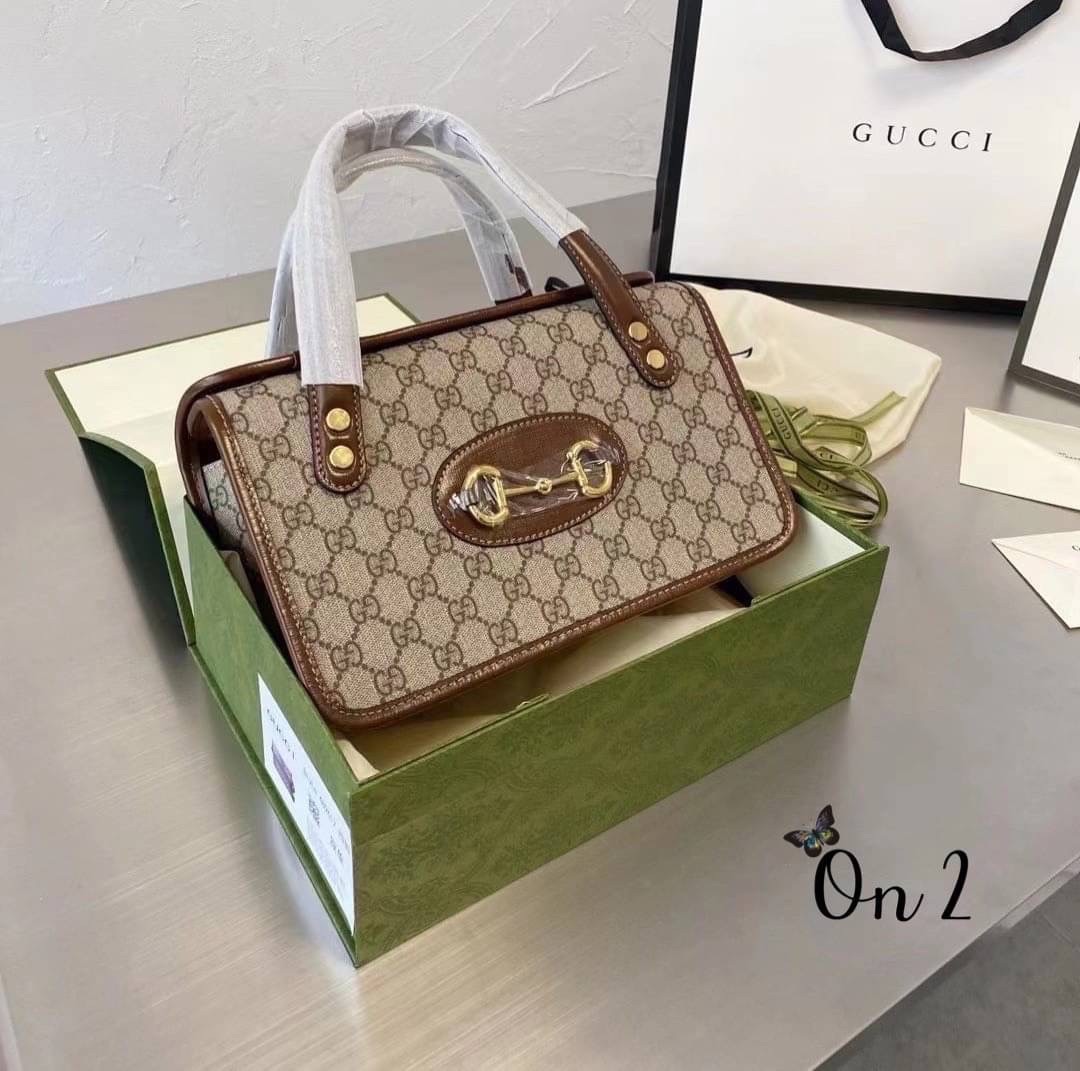 GUCCI Horsebit 1955 mini leather-trimmed printed coated-canvas tote / GUCCI Horsebit 1955 mini top handle bag กระเป๋าสะพายทรงกล่อง พร้อมสายสะพายยาว งานเปิดด้านบน หน้าติดอะไหล่ horsebit สีทองปั้มทุกจุด สวยหรูดูดีมากค่ะ