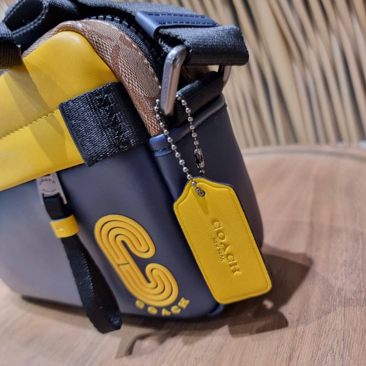 COACH EDGE CROSSBODY WITH CAMO PRINT ((2381, 2373)) ความเท่ never die!! กระเป๋าครอสบอดี้ทรงยอดฮิต ที่หนุ่มๆไม่ควรพลาด รูปทรงดีไซน์คลาสสิค ใช้งานง่าย วัสดุหนังแท้ตกแต่งตาข่ายพร้อมลายพริ้นท์ด้านหน้า สุดคูล!! ตัวกระเป๋ามีซิปหลัก และซิปด้านหน้า พร้อมช่องแยกด้