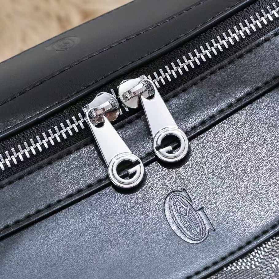 Goyard Boeing Travel 55 Duffle Bag กระเป๋าเดินทางใบใหญ่ ดีไซน์สวยคลาสสิกเป็นเอกลักษณ์ ไอเท็มที่จะทำให้การเดินทางไม่ธรรมดาอีกต่อไป ด้วยดีเทลความเป็นเอกลักษณ์ เรียบแต่หรู ภายในจุของได้เยอะมาก ใหญ่จริง!! ใบนี้คุ้มค่าราคามากๆ