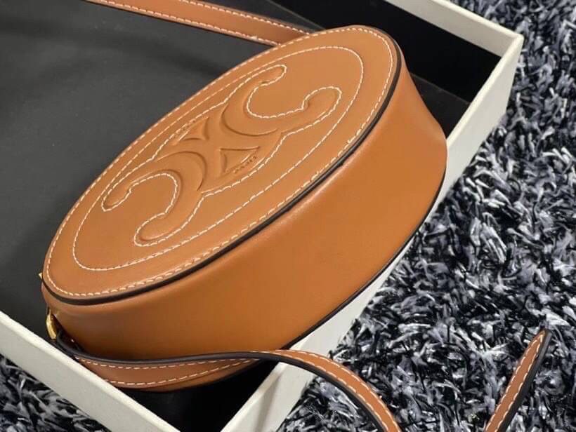 VIP 】หนังแท้ CELINE CROSSBODY OVAL PURSE IN SMOOTH CALFSKIN พร้อมส่งที่ไทย สีดำ สีน้ำตาล