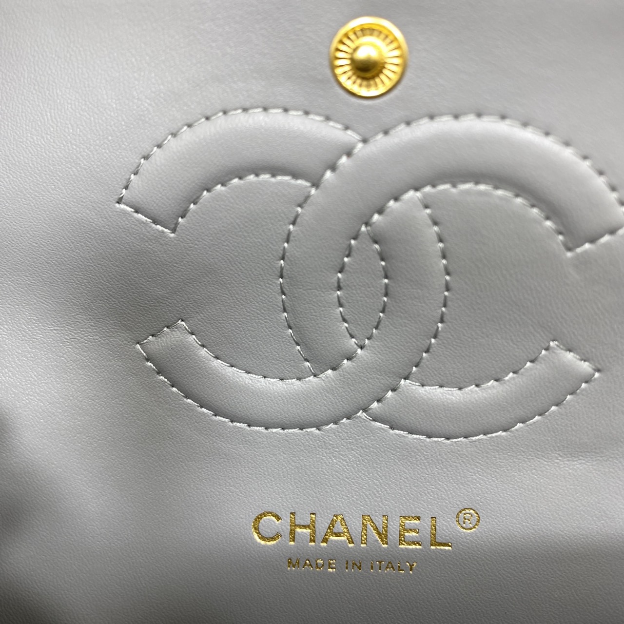 ORI หนังแท้ | CHANEL Classic Medium Flap Bag 25cm กระเป๋าสะพายคลาสสิกรุ่นยอดนิยมตลอดกาล ดีไซน์เรียบหรูหราขับผิว งานหนังแท้ อะไหล่ทองหรูหรา สุดยอดเดอะเบสท์ไอเท็ม