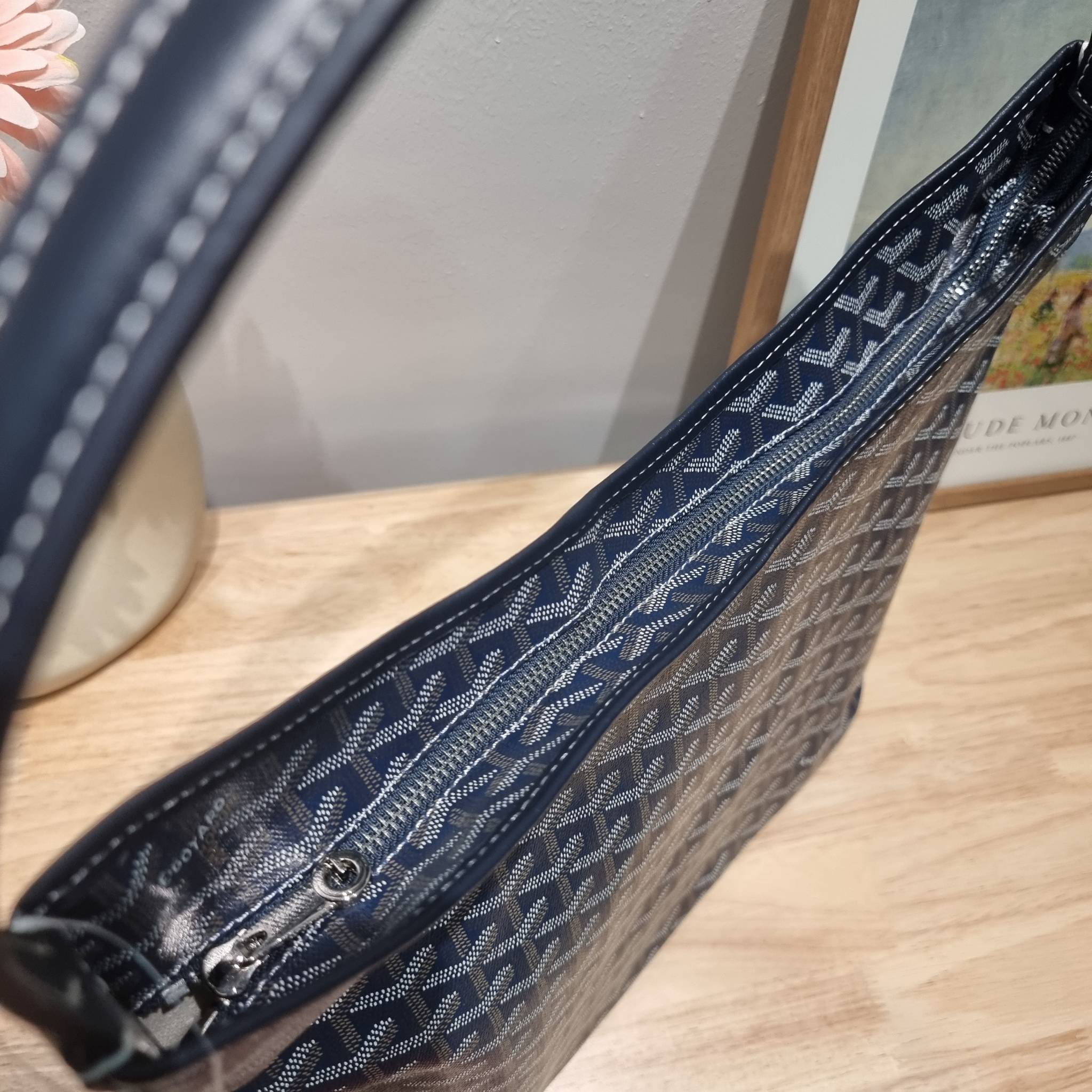 GOYARD BOHEME HOBO BAG / GOYARD HOBO กระเป๋าสะพายทรงโฮโบ ใบใหญ่จุใจ!! มาครบสีขายดี เลิศทุกสี รูปทรงคลาสสิค ดีไซน์เป็นเอกลักษณ์ วัสดุหนังแคนวาสพิมพ์ลายสวยคม ปากกระเป๋ามีซิปเปิด-ปิดกันของหล่นได้ ภายในโล่งกว้างมาก มาพร้อมสายคล้องในตัว ทนทาน สะพายสวยๆได้ทุกวั