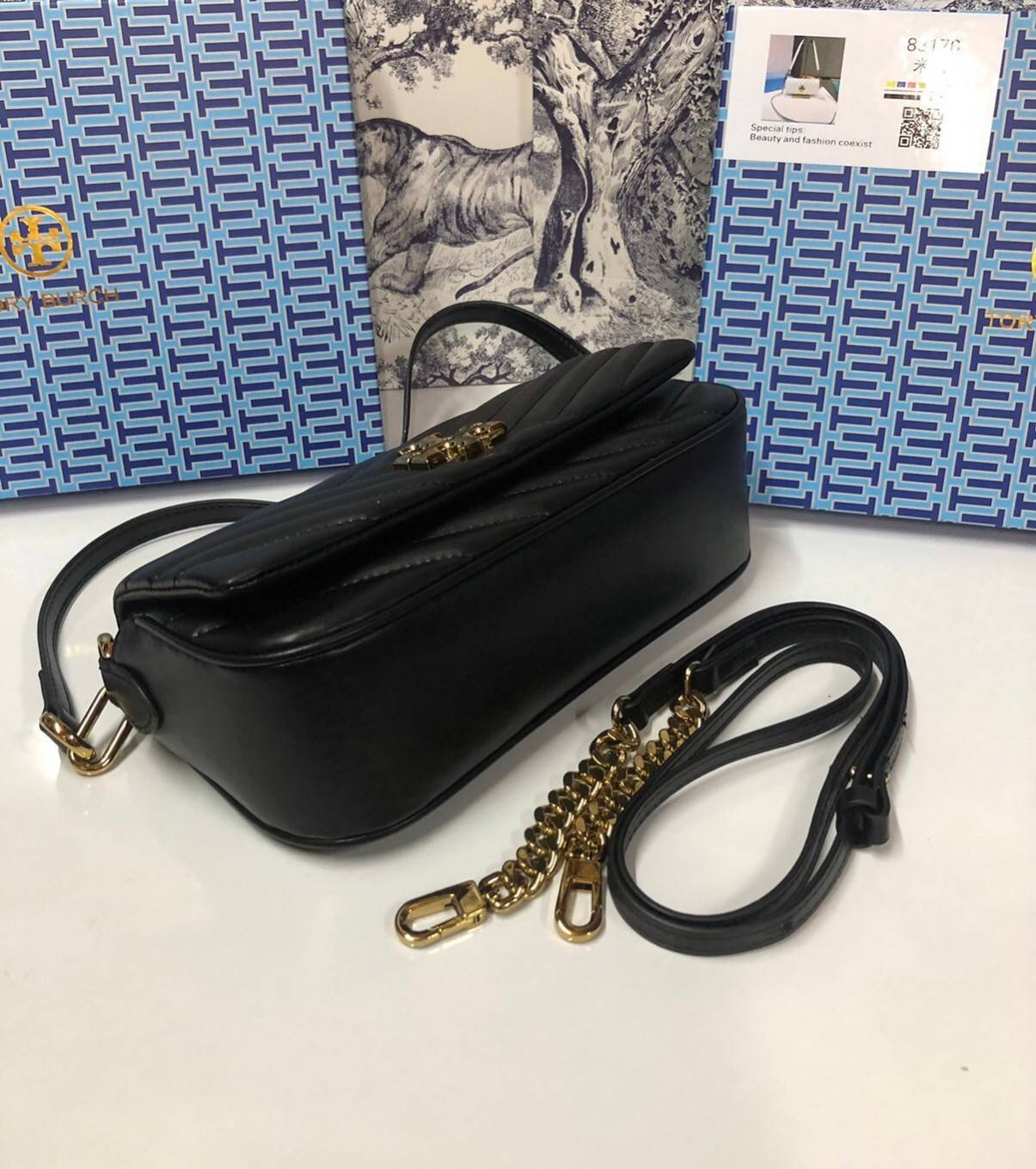 TORY BURCH KIRA CHEVRON SMALL FLAP SHOULDER BAG รุ่นใหม่ พร้อมสีใหม่ มาให้จับจองแบบไม่ต้องรอพรีฯ กระเป๋าสะพาย ขนาดกะทัดรัด ไซส์สะพายคล่องตัว หรือจะคล้องไหล่ หรูๆ ลูกคุณหนูไปอีก สีผู้ดีมากๆ ดีไซน์รูปทรงคลาสสิคเฉพาะตัว วัสดุหนังแกะ สัมผัสนิ่ม เปิด-ปิดด้วยกร