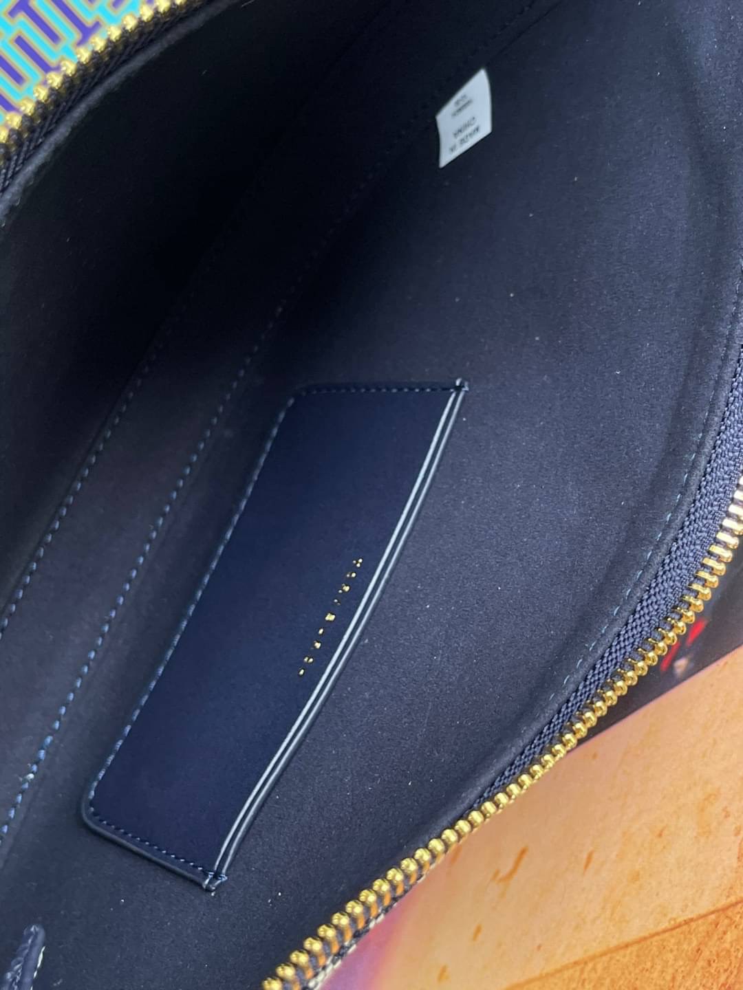 ของแท้ 💯% Tory Burch T monogram jacquard Mini Hobo Bag กระเป๋าลวดลาย T Monogram ใบนี้มาในรูปแบบกระเป๋าทรง Hobo Bag มีความแตกต่างจากกระเป๋าทรงอื่นๆ