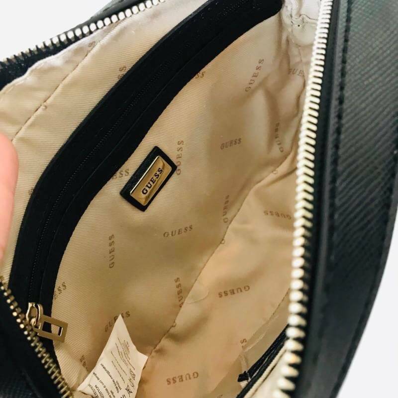 GUESS ZIP TOP KAMRYN CROSSBODY BAG กระเป๋าสะพายรุ่นยอดนิยม วัสดุ PU คุณภาพดี น้ำหนักเบา ด้านหน้าประดับด้วยโลโก้แบรนด์สุดหรู เปิดปิดกระเป๋าด้วยซิปสะดวกใช้ ด้านในโล่งกว้างมีช่องซิปและช่องใส่บัตร สามารถใส่มือถือได้ทุกรุ่น กระเป๋าสตางค์ใบสั้นได้ ซับในลายแบรนด