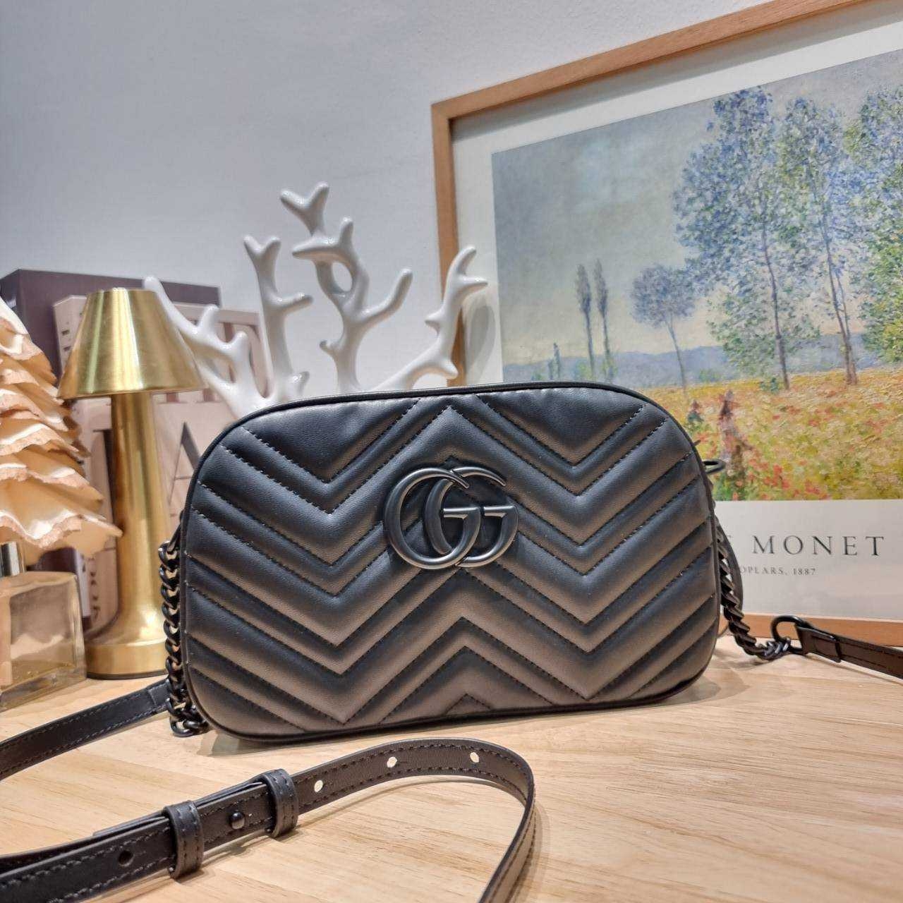 GG MARMONT SMALL SHOULDER BAG 🖤 อีกหนึ่งรุ่นในตำนาน ฮิตไม่เลิก กับกระเป๋าสะพายข้างรุ่นคลาสสิค รูปทรงกล่อง สวยใช้งานสะดวก อะไหล่สีดำดูแพง สะพายขับผิว