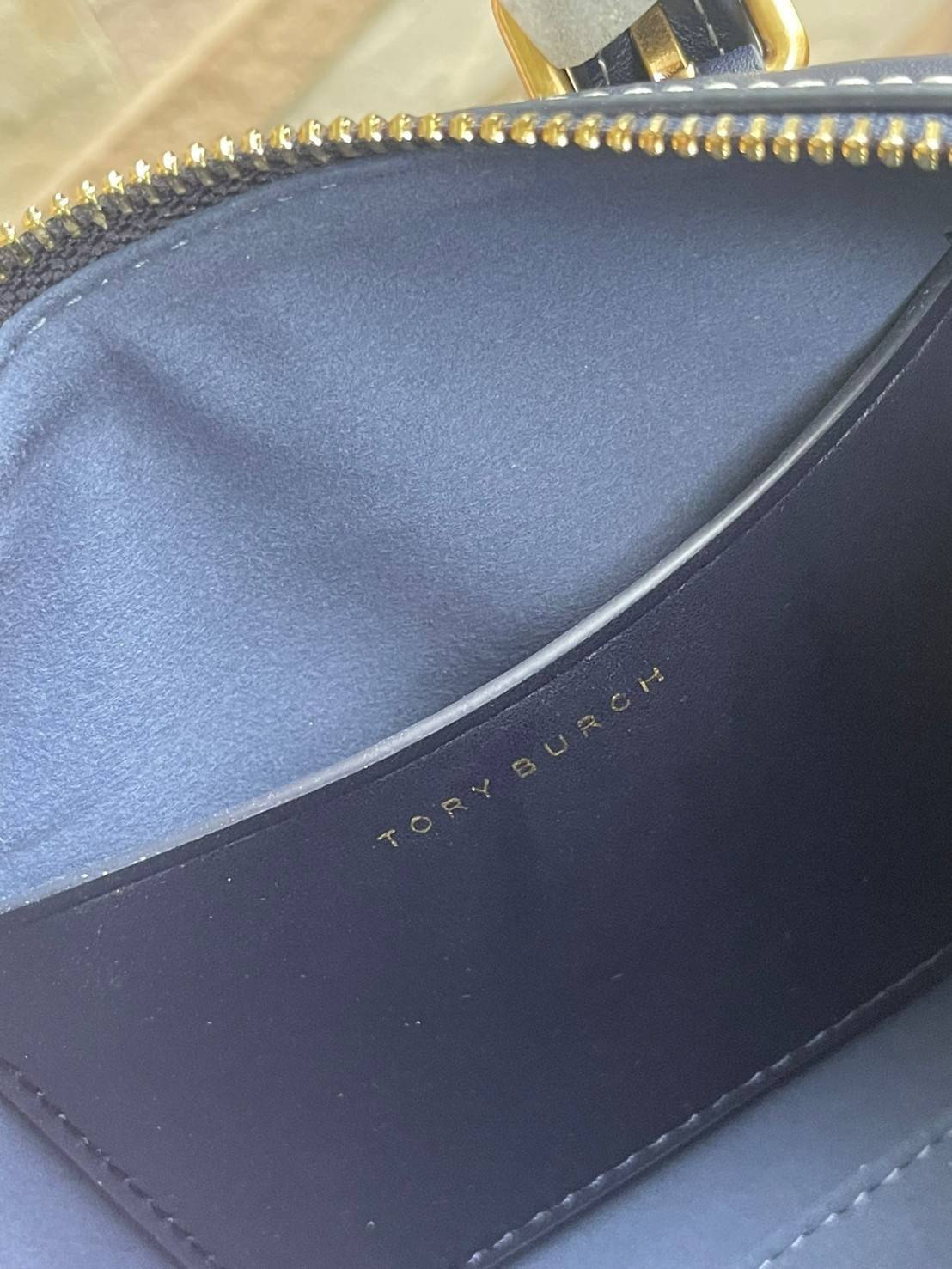 small: Tory burch T Monograme Jacquaed Mini Duffle Bag เป็นทรงกระเป๋าที่มีความฮอตฮิตตลอดกาล ด้วยรูปทรงคลาสสิคและเหมาะใช้งานเข้ากับทุกสถานการณ์ ไม่ว่าจะเป็นกระเป๋าสะพายไหล่ เพิ่มความคล่องตัวและเข้าได้กับทุกลุค ไม่ว่าจะเป็นวันสบายๆ หรือวันที่ต้องออกไปทำกิจก