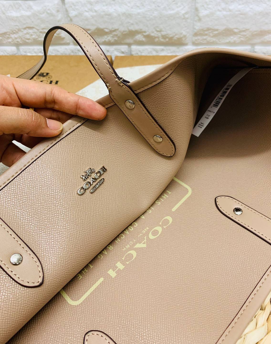 COACH 91107 REVERSIBLE CITY TOTE WITH HORSE AND CARRIAGE PRINT ใช้ได้ 2 ด้าน 🔺ทรง Tote รุ่นแนะนำค่ะ!! วัสดุ pvc อย่างดี นิ่มยวบตัวสวย ลายรถม้าทั้งใบค่ะ (ในไทยหายากค่ะลายนี้) 📌สามารถใช้ได้ทั้งด้านในและด้านนอกนะคะ สวยทั้ง2ด้านเลยทีเดียว เป็น