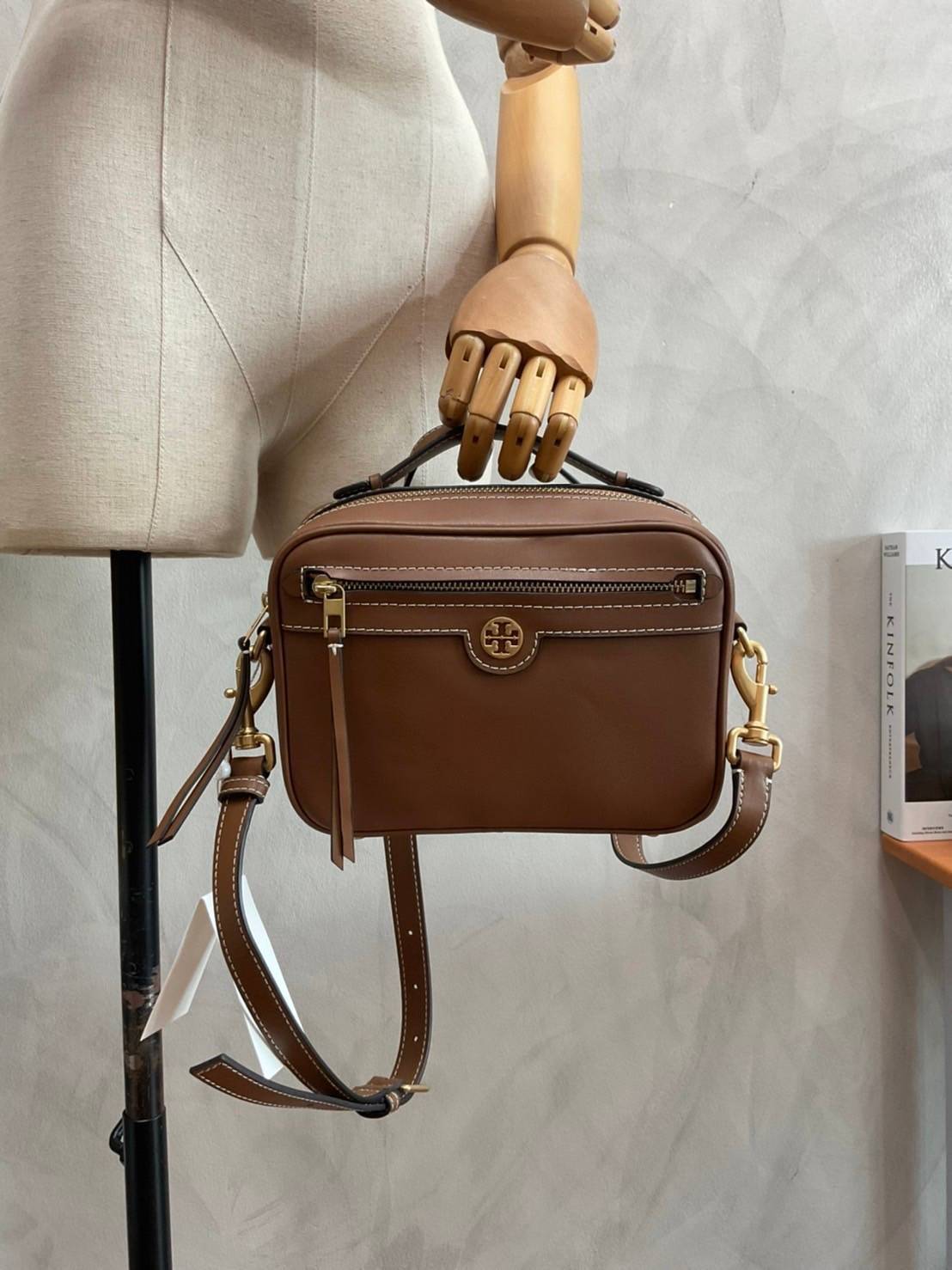 TORY BURCH T MONOGRAM JACQUARD CAMERA BAG กระเป๋าสะพาย Crossbody วัสดุหนังวัวแท้ การออกแบบเรียบง่าย ยังคงความหรูหราเอาไว้ โดดเด่นด้วยลวดลาย T Monogram มาพร้อมสายสะพายยาวแบบสปอร์ต ถอดออกได้ สายปรับระดับได้ ตอบสนองการใช้งานได้ดี มีหูหิ้วด้านบนสามารถใช้งานได