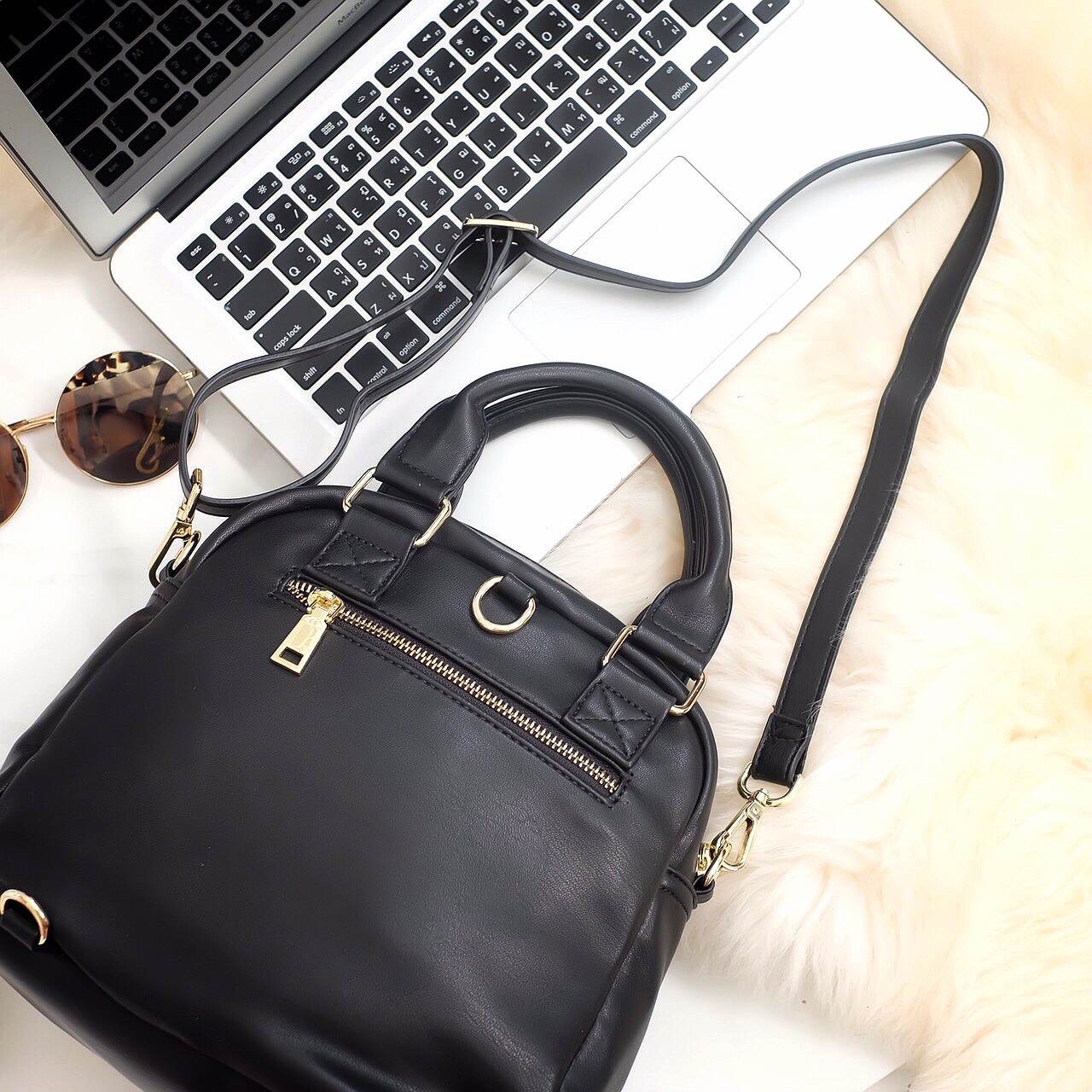 New arrival • KEEP Veeva Backpack • 🎒👟กระเป๋าเป้หนังแกะสังเคราะห์ นิ่มๆ ปรับ ถือ/สะพายได้หลากหลายการใช้งานคะ 👑กระเป๋าเป้สวยๆ 3in1 ปรับการใช้งานได้หลากหลายรูปแบบ ใบนี้ ร้านแนะนำเลยคะ ตัวกระเป๋าเป็นหนังแกะสังเคราะห์ นิ่มมาก น่ำหนักเบ