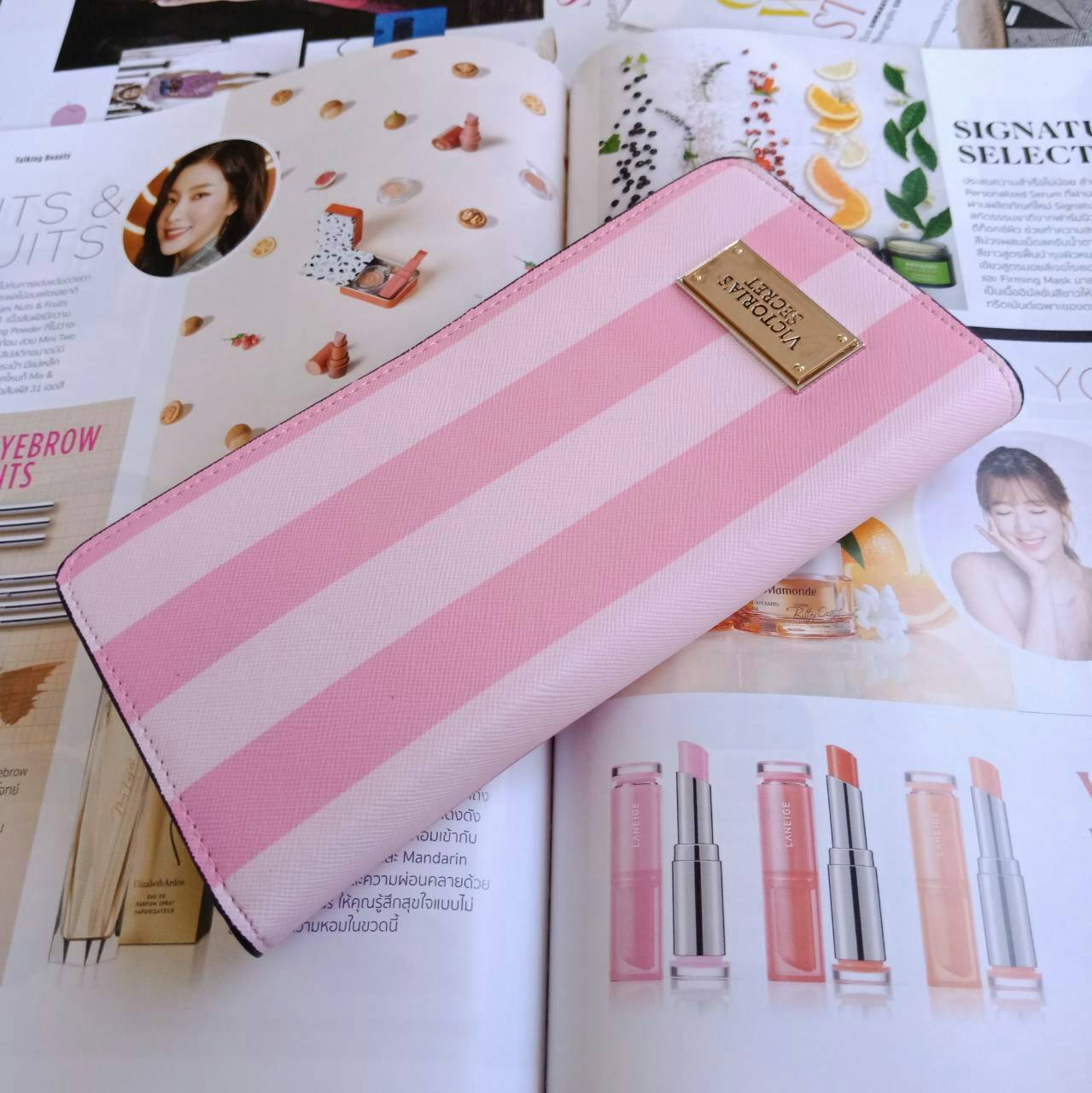 กระเป๋าสตางค์แบบพับจากแบรนด์ดัง VICTORIA'S SECRET แบบพับฝาเปิด ดีไซน์สวย พิมพ์ลายบนหนังpu ด้านหน้าประดับโลโก้ เปิดปิดง่าย ตามแบบฉบับของ Victoria ลุคทันสมัย ใส่บัตร+แบงค์ได้เยอะ แถมมีช่องซิปด้วย น้ำหนักเบา รุ่นนี้ขอแนะนำคะ!