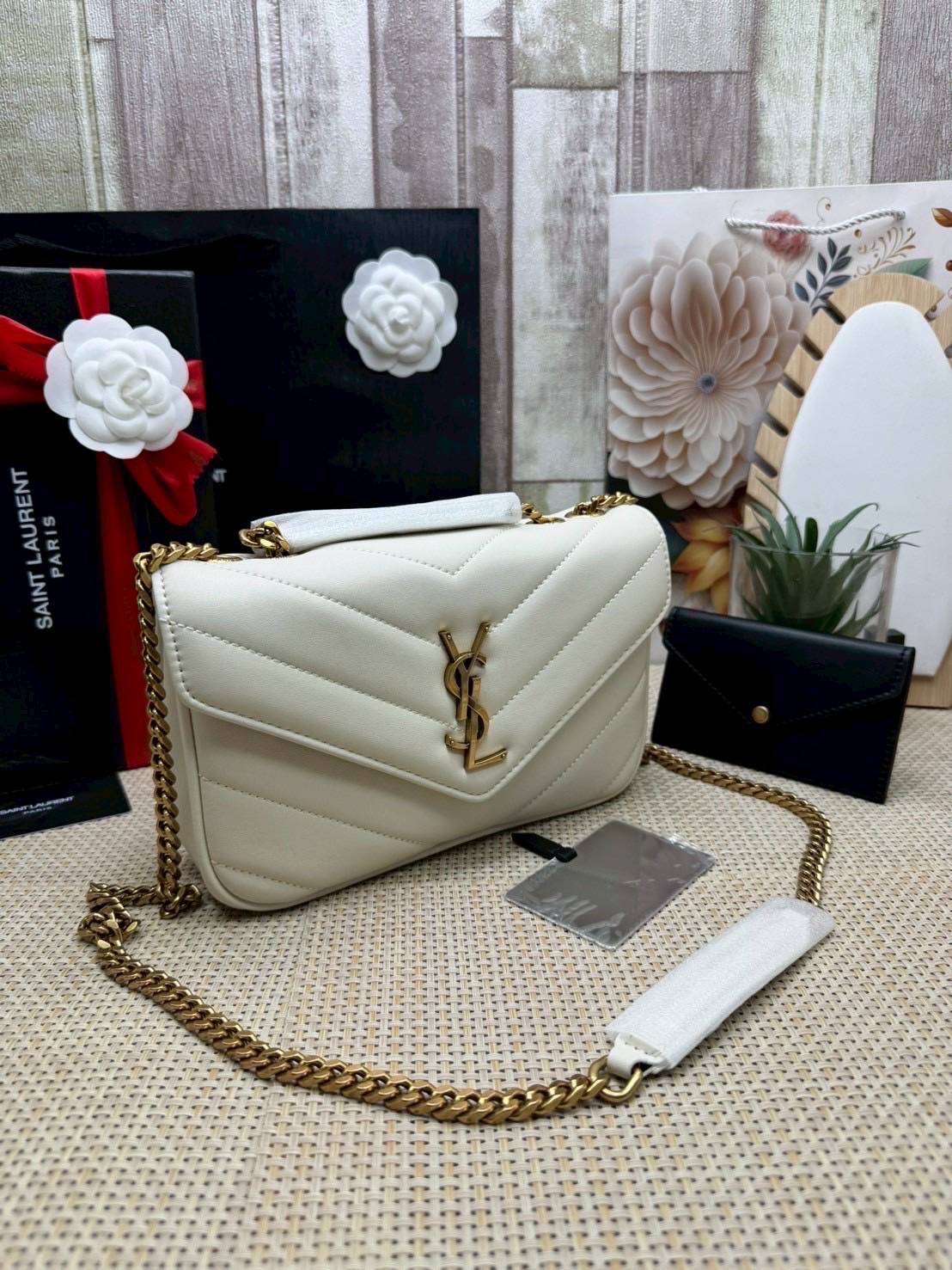 ORI หนังแท้ | YSL LOULOU small in MATELASSÉ กระเป๋าสะพายสายโซ่าีทองหรูหรา งานหนังแท้เนื้อนุ่มตะเข็บเย็บลายเชฟรอนสวยหรูโดดเด่นเป็นเอกลักษณ์ 🤍 เกรดออริจินอล หนังแท้