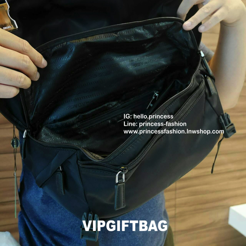 PRADA VIP GIFT NYLON CROSSBODY BAG สำหรับท่านผู้ชาย กับกระเป๋าสะพายข้าง ทรงสวย ใบใหญ่ วัสดุผ้า nylon คุณภาพดี กันน้ำ100% มาพร้อมป้ายโลโก้แบรนด์โลหะ ตอบโจทย์ทุกไลฟ์สไตล์ ตัวกระเป๋าอะไหล่เงินมีช่องซิปด้านนอก2ช่อง ด้านในมีช่องซิป และช่องใส่ของหลายช่องใส่ของไ
