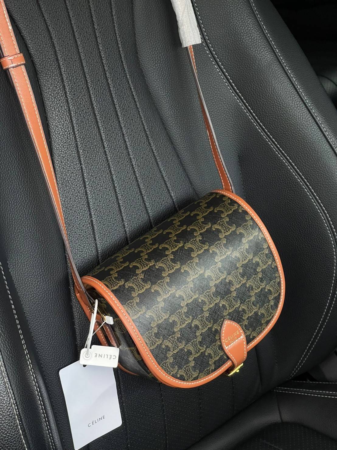 CELINE MEDIUM FOLCO BAG IN TRIOMPHE CANVAS หากใครที่กำลังมองหากระเป๋าสะพายข้าง ขนาดกะทัดรัด และเรียบหรู ต้องใบนี้เลยค่ะ เป็นกระเป๋าเปิดปิดแบบแบบฝาผับที่มีรูปทรงโค้งและที่ล็อกรูปทรงคล้ายเข็มขัด อีกทั้งยังสะท้อนความสวยสไตล์สาวปารีสได้อีกด้วย ด้านในของรุ่นนี