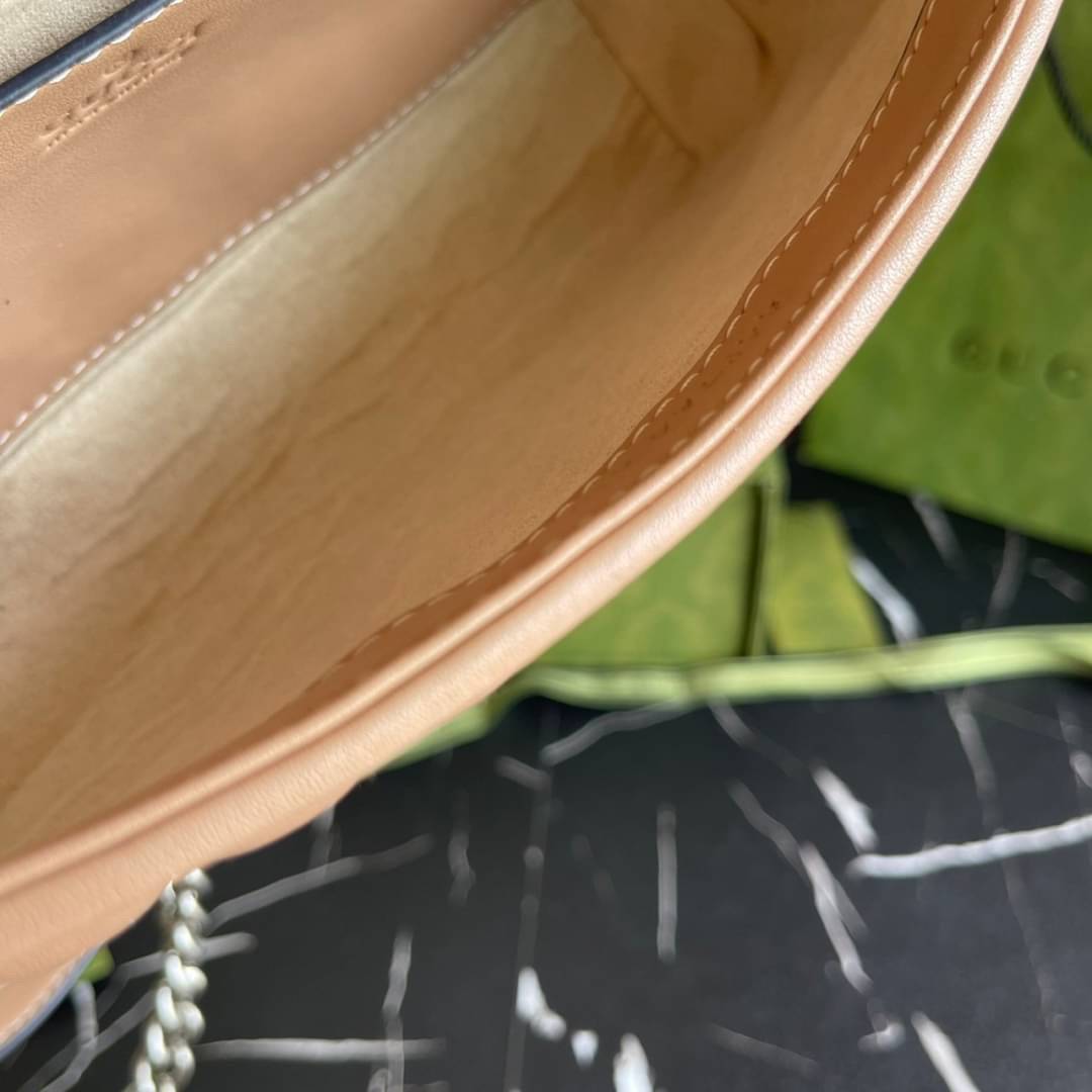 หนังแท้ GUCCI GG Marmont leather shoulder bag แบบใหม่ล่าสุด ราคานี้หนังแท้คือคุ้มมากเลยค่าสาวๆ ต้องจัดแล้วน้าา ยกระดับความหรูให้กับตัวเองกันหน่อย ด้วยกระเป๋ารุ่นนี้!! ครอสบอดี้ที่ดีไซน์หรู อัพเลเวล ในราคาที่จับต้องได้ พร้อมเสิร์ฟความสวยตรงถึงบ้านแล้วจ้า