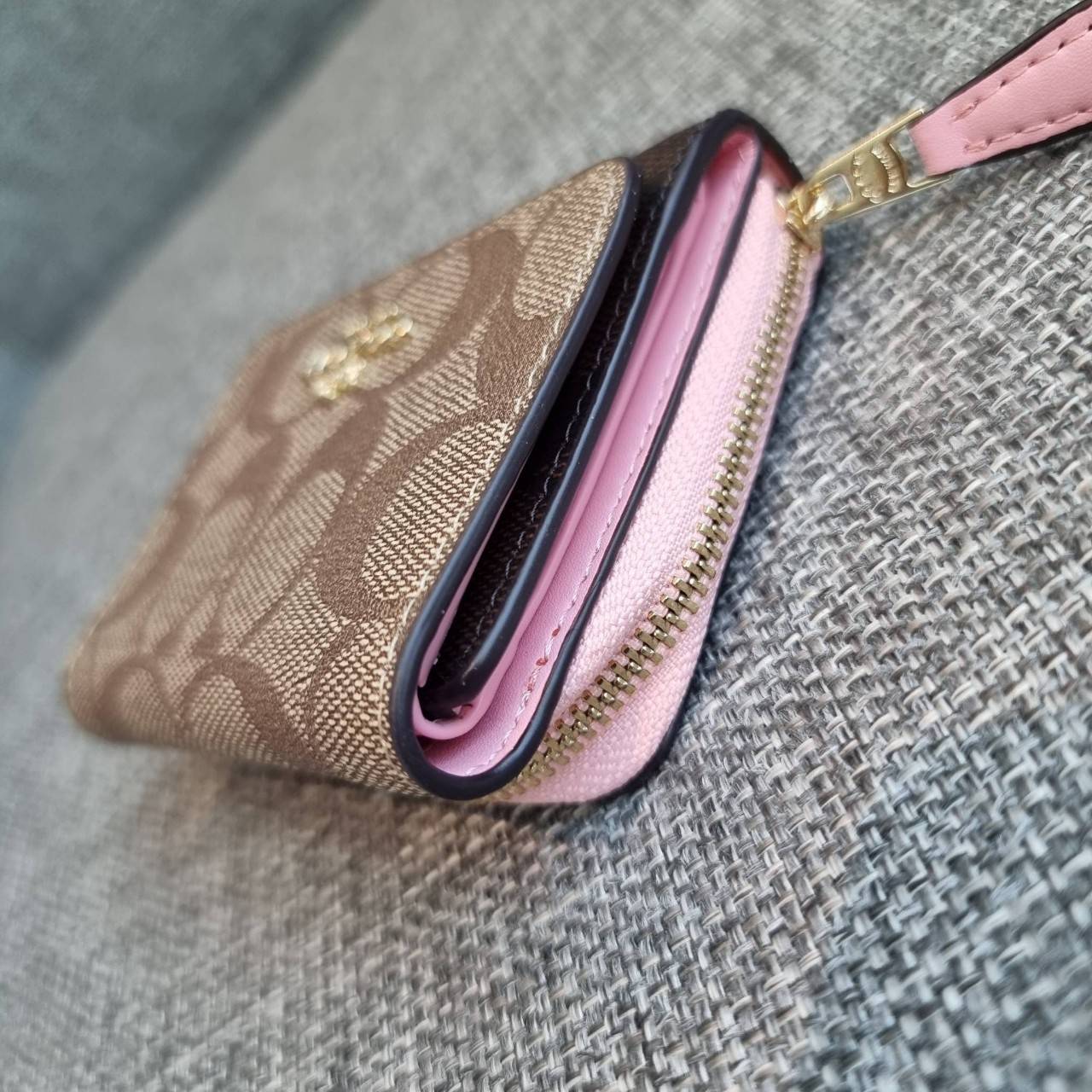 OUTLET 】COACH F41302 SMALL TRIFOLD WALLET IN SIGNATURE CANVAS สวยคลาสสิค พกพาง่าย ใบเล็กน่ารักน่าใช้ ต้องยกให้ใบนี้จ้า 💗💋 ตอบโจทย์คนชอบพกน้อยที่สุด!! กระเป๋าสตางค์ใบสั้นหนังแคนวาสเคลือบคุณภาพดี ภายในเป็นหนังแท้ ใส่บัตร ใส่ธนบัตรได้ทุกชนิด 