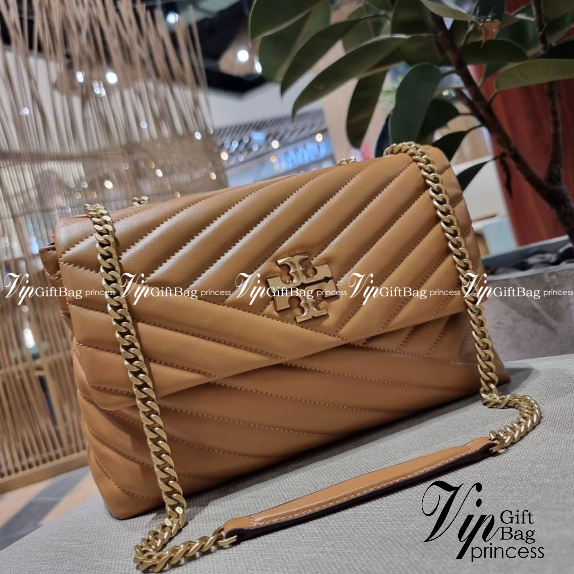 TORY BURCH KIRA CHEVRON CONVERTIBLE SHOULDER BAG (SMALL / MEDIUM) กระเป๋าสะพายรุ่นยอดฮิต ไซส์คลาสสิค ที่ใช้ยังไงก็ดูหรู ดีไซน์เฉพาะตัว วัสดุหนังแกะ สัมผัสนิ่ม เปิด-ปิดด้วยกระดุมแม่เหล็ก ภายในเป็นช่องโล่ง ใส่กระเป๋าสตางค์ มือถือ เครื่องสำอางค์ พาวเวอร์แบงค