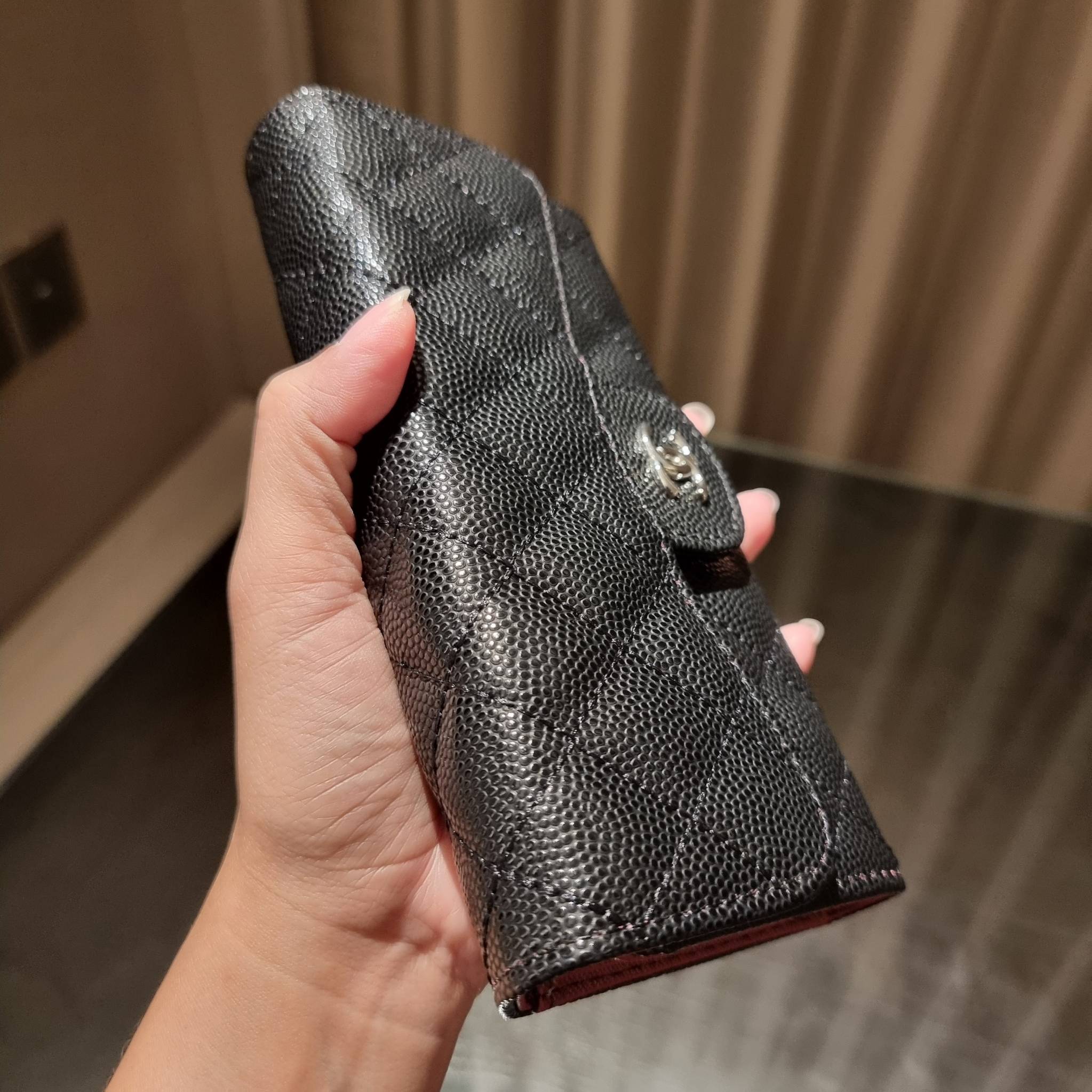 VIP 】กระเป๋าสตางค์ใบยาวรุ่นฝาพับที่ถามหากันมากที่สุด!! สวยรับทรัพย์จาก Chanel วัสดุหนังลายคาร์เวีย ลุคผู้ดีที่สุด เปิด-ปิดด้วยกระดุมแม่เหล็ก ภายในกระเป๋ามีช่องใส่บัตรได้เยอะ ใส่ธนบัตร ใส่เหรียญได้ มีช่องซิปแยกอีกหนึ่งช่อง ดีไซน์เรียบหรูดูคลาสสิค!! สาวๆห้า