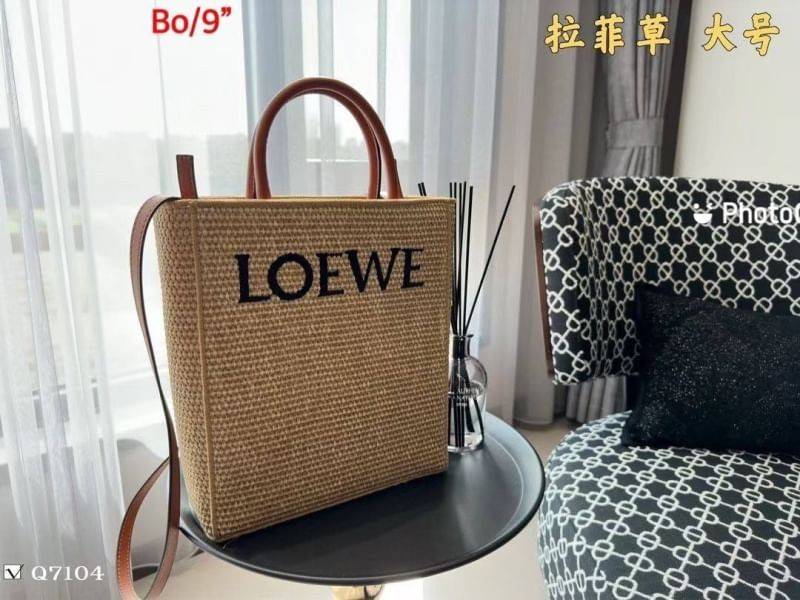 Loewe Leather-trimmed Raffia Tote / Loewe Tote Bag กระเป๋าโท้ท รูปทรงสวยงามสานเต็มใบ และยังโดดเด่นด้วยโลโก้ สีโทนอุ่น ทำให้ไอเท็มนี้ ภายในกระเป๋าใหญ่โล่งกว้าง ใบนี้เหมาะกับสายแฟชั่นมากๆ