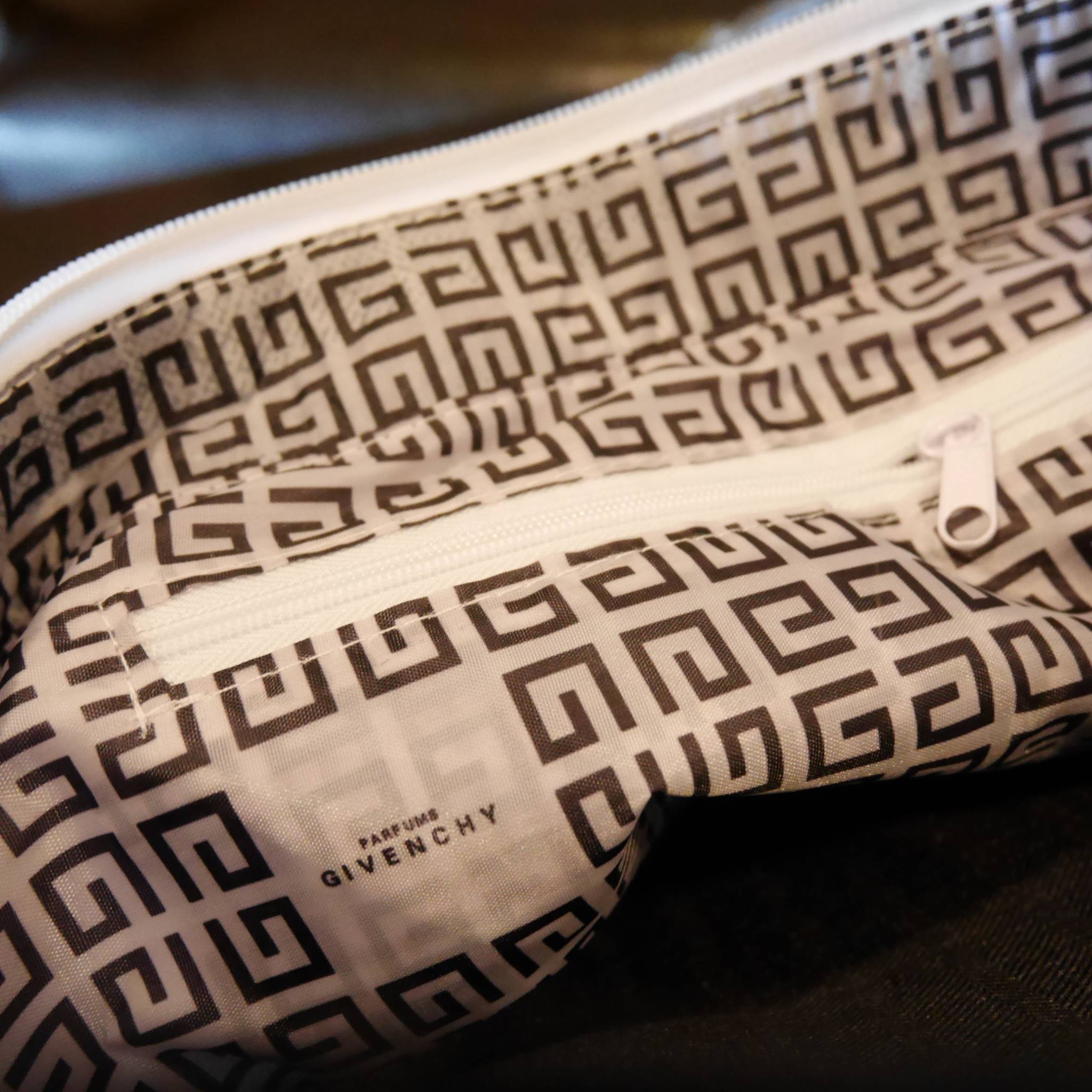 Givenchy canvas tote Perfume bag แท้ 100% จากเคสเตอร์น้ำหอม GIVENCHY ตัวกระเป๋าทำด้วยผ้า ด้านในบุผ้าลื่น สกรีนโลโก้เต็มใบ หูหนังแก้วจับสบายมือ จุของได้เยอะ ใส่ Mac book / A4 ได้สบายคะ จะะพายไปเรียนหรือแมชต์กับกางเกงขาสั้นชิลๆ ใบนี้แนะนำคะ!