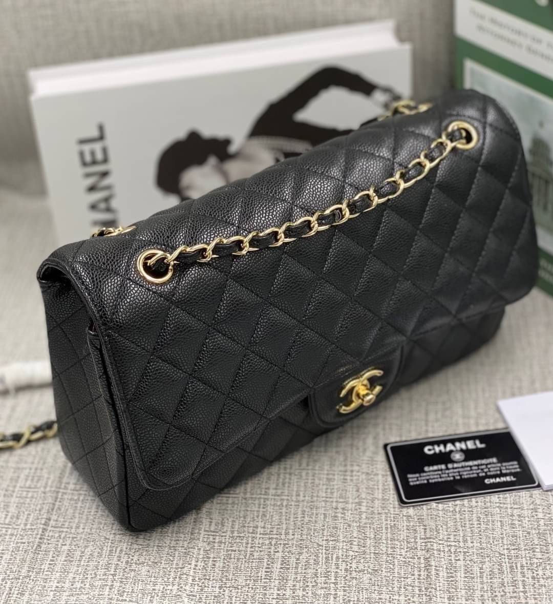 หนังแท้ CHANEL LARGE CLASSIC JUMBO HANDBAG 30cm พร้อมส่งที่ไทย Lambskin & Grained Calfskin กระเป๋าสะพายคลาสสิกใบใหญ่ หนังแท้และโลหะสีทอง/สีเงิน ภาพสินค้าถ่ายจากงานขายจริง ใช้งานต่างประเทศได้