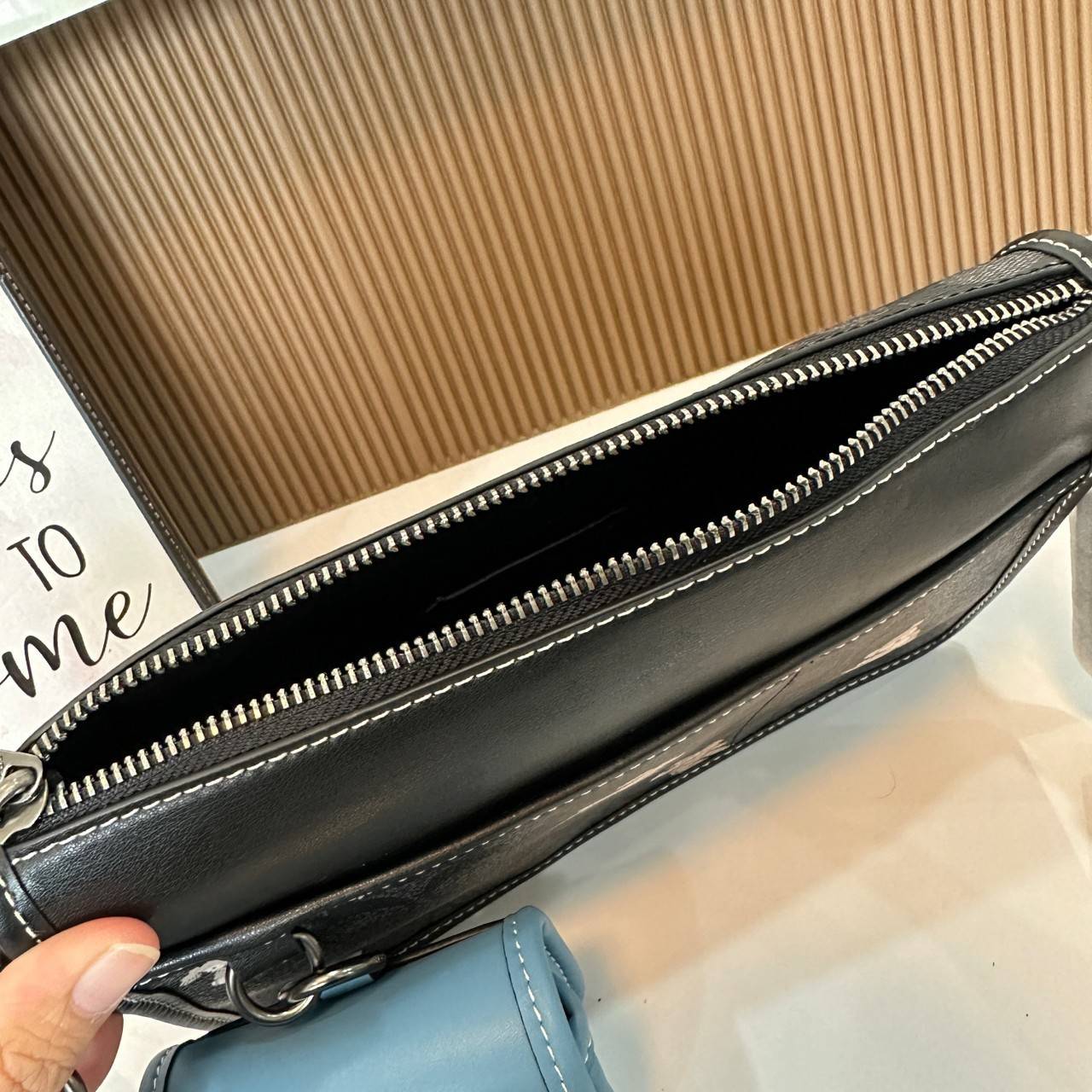 Coach Heritage Convertible Crossbody In Signature Canvas With Creature Print( cc131) กระเป๋าไฮบริดแบบถอดได้รุ่นใหม่ หล่อเท่ส์ สะพายสามารถสะพายทำงานดูดีสุดๆคะ มาพร้อมกระเป๋าใบเล็กห้อยสุดเก๋ วัสดุแคนวาสตัดขอบหนังแท้ เปิด ปิดด้วยซิป ซับในผ้า ด้านนอกกระเป๋าเป