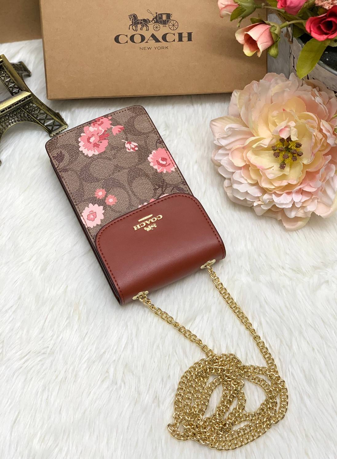 COACH PHONE CASE CROSSBODY BAG ((73486//76988//76357//39955//91046)) COACH NORTH/SOUTH CROSSBODY IN SIGNATURE CANVAS กระเป๋าใส่โทรศัพท์รุ่นนี้ มีความโดดเด่นทั้งดีไซน์และคุณสมบัติในการใช้งาน ด้วยลวดลายที่มีซิกเนเจอร์เป็นเอกลักษณ์แล้ว ด้านหลังยังมีช่องใส่กา