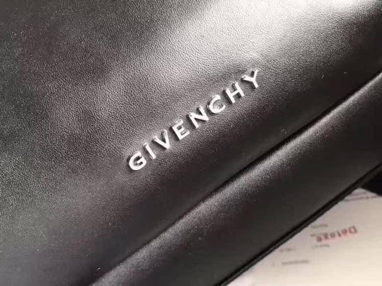 หนังแท้ GIVENCHY PARIS IN LEATHER BACKPACK พร้อมส่งที่ไทย งานเกรดออริจินอล ใช้งานต่างประเทศได้ กระเป๋าเป้ กระเป๋าสะพายหลังใบใหญ่ จุของได้เยอะ สีดำล้วนคลาสสิกมากๆค่ะ หนังแท้คุณภาพดียิ่งใช้หนังยิ่งสวย ใช้ได้ทั้งหญิง/ชาย ใบนี้คุ้มค่าราคามากๆ ทั้งดีไซน์และฟัง