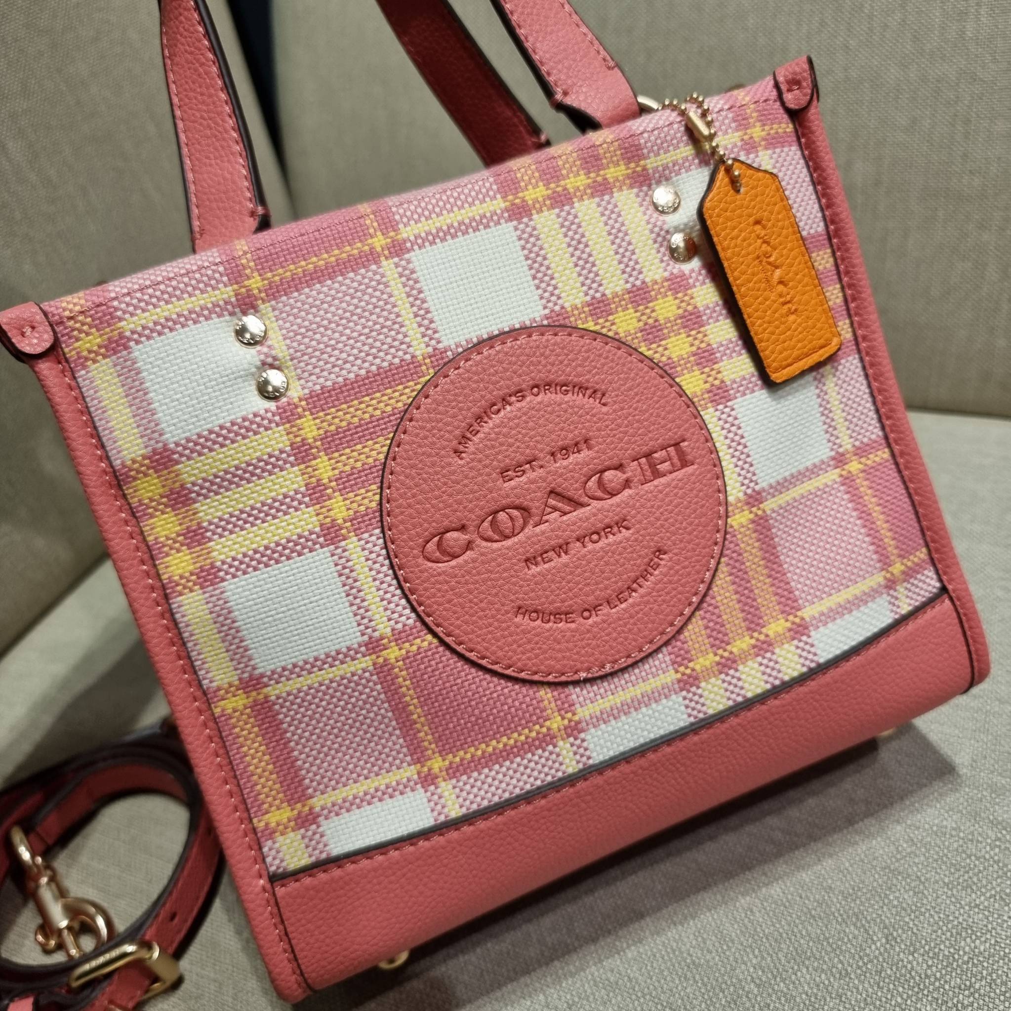 COACH C8198 DEMPSEY TOTE 22 WITH GARDEN PLAID PRINT AND COACH PATCH คอลใหม่สุดคิ้วท์ หวานๆใสๆ น่ารักชะมัด!! ดีไซน์ลายสก็อต เหมาะกับฟีลลิ่งปิคนิคเป็นที่สุด กระเป๋าทรงโท้ท ไซส์กำลังสวย ฟังก์ชั่นการใช้งานก็สะดวกที่สุด มีทั้งสายคล้องในตัว และสายครอสบอดี้ วัสด