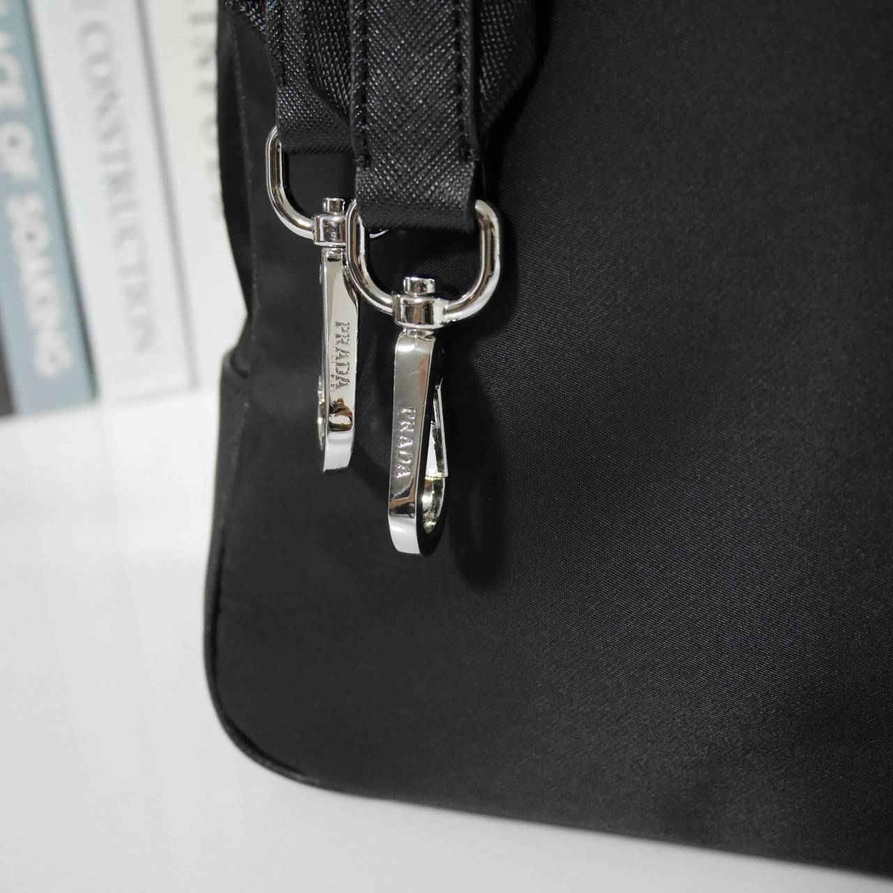 PRADA TOTE NYLON BAG งานใบใหญ่สำหรับคนชอบพกของเยอะมาแล้วค่า เป็นกระเป๋าผ้าไนล่อน ตั้งอยู่ทรงสวย หลงรักเลยคะ สะพายไหล่ได้ ถือก็สวยๆ ใช้แล้วสวยมากๆ