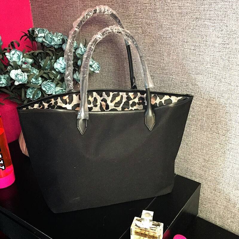 New Arrival! Victoria's Secret Canvas Large Tote Bag♡ กระเป๋าสะพายใบใหญ่ จุของได้คุ้ม! วัสดุทำจากผ้า canvas เต็มใบ ด้านหน้าแต่งโลโก้แบรนด์สีทอง สวยวับ! ด้านในบุผ้าปั้มลายเสือ มีของใส่ของจุกจิกค้า จะถือไปเที่ยวทะเลสักคืนสองคืน ใบนี้เอาอยู่คะ