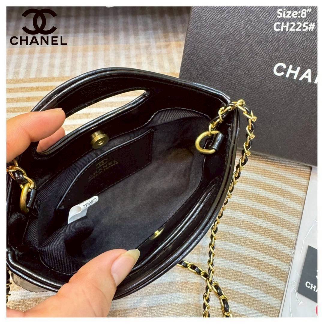 Chanel 31 Mini Shopping Bag กระเป๋าสะพายพร้อมหูจับในตัวทรงสวยมาก ขนาดกำลังดี ปุ๊กปิ๊กน่ารัก ใช้งานสะดวก แมทชุดง่าย ทุกลุค ทุกสไตล์ เป็นไอเท็มสวยรับทรัพย์ก่อนปีใหม่ได้เลย