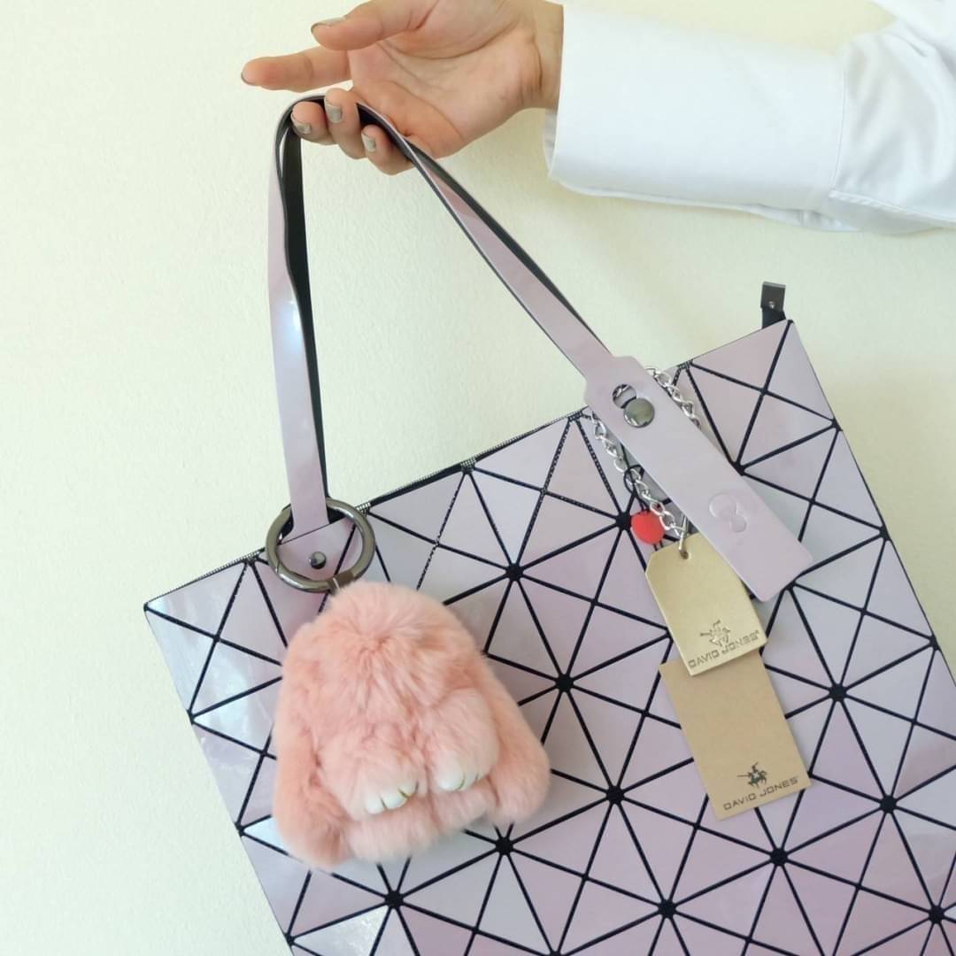 David Jones รุ่น Candy color ใบนี้ มาพร้อมกับน้องกระต่าย DV ขนฟู นิ่มๆ สีเข้า set กับกระเป๋าคะ